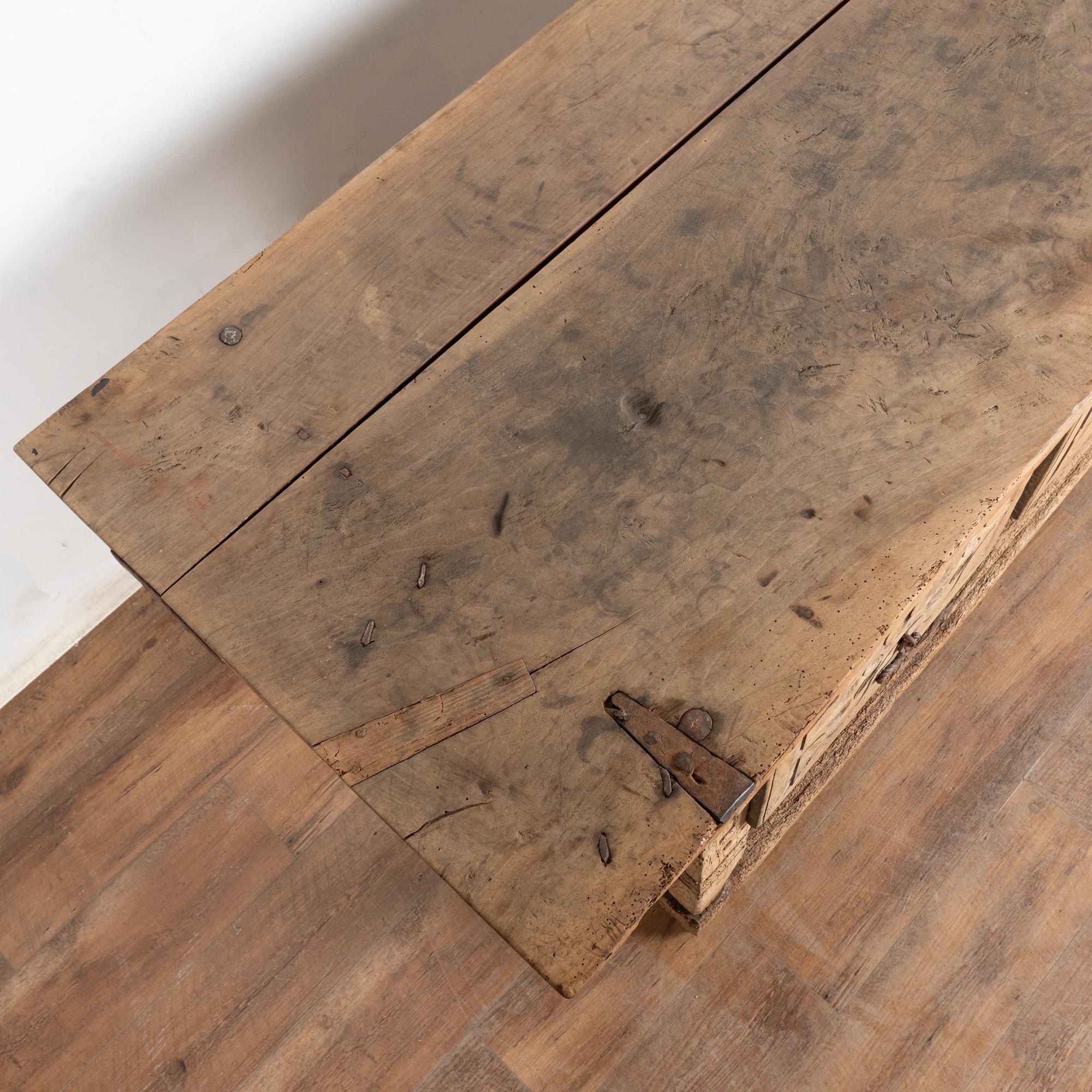 Mesa Consola de Castaño con Tres Cajones, Siglo XVIII, Portugal siglo XVIII en venta