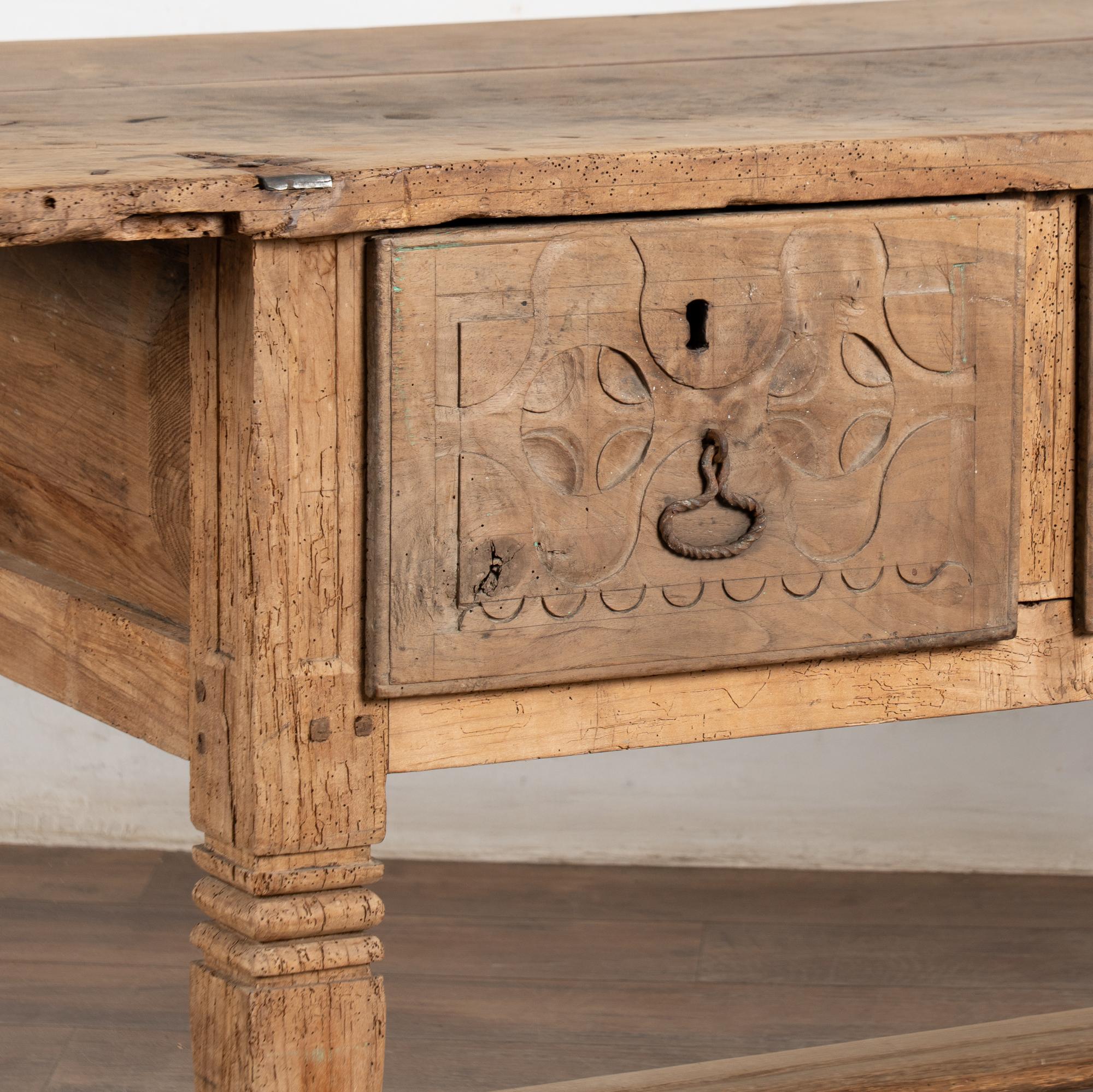 Mesa Consola de Castaño con Tres Cajones, Siglo XVIII, Portugal en venta 3