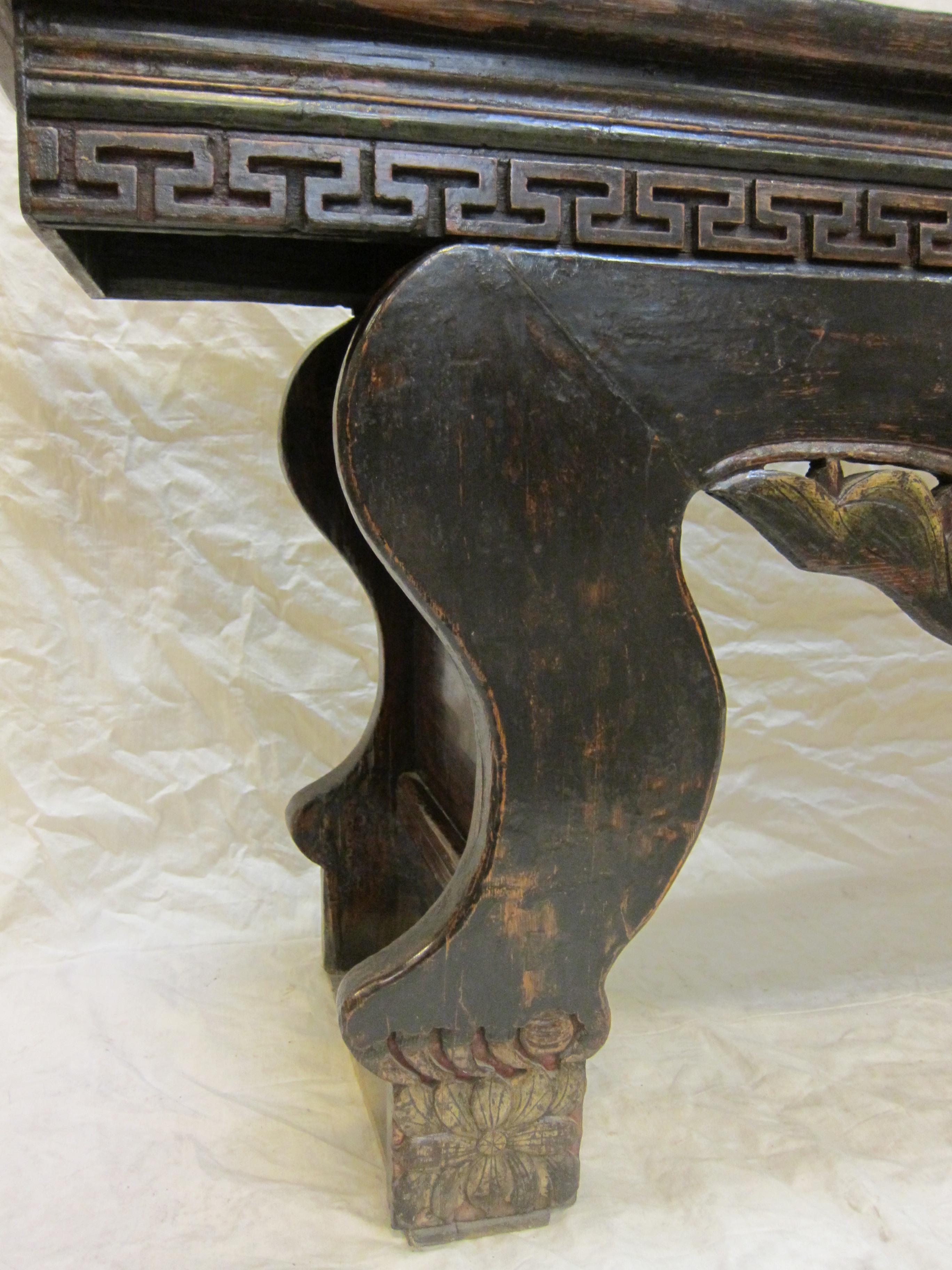 Altartisch aus der chinesischen Dynastie. Monumentaler chinesischer Zen-Altartisch. Qing-Dynastie Zen Altar Tisch mit Löwen Beine mit Füßen halten Kugeln. Dieses Konzept hat seinen Ursprung im chinesischen Buddhismus und wurde dort populär, da man