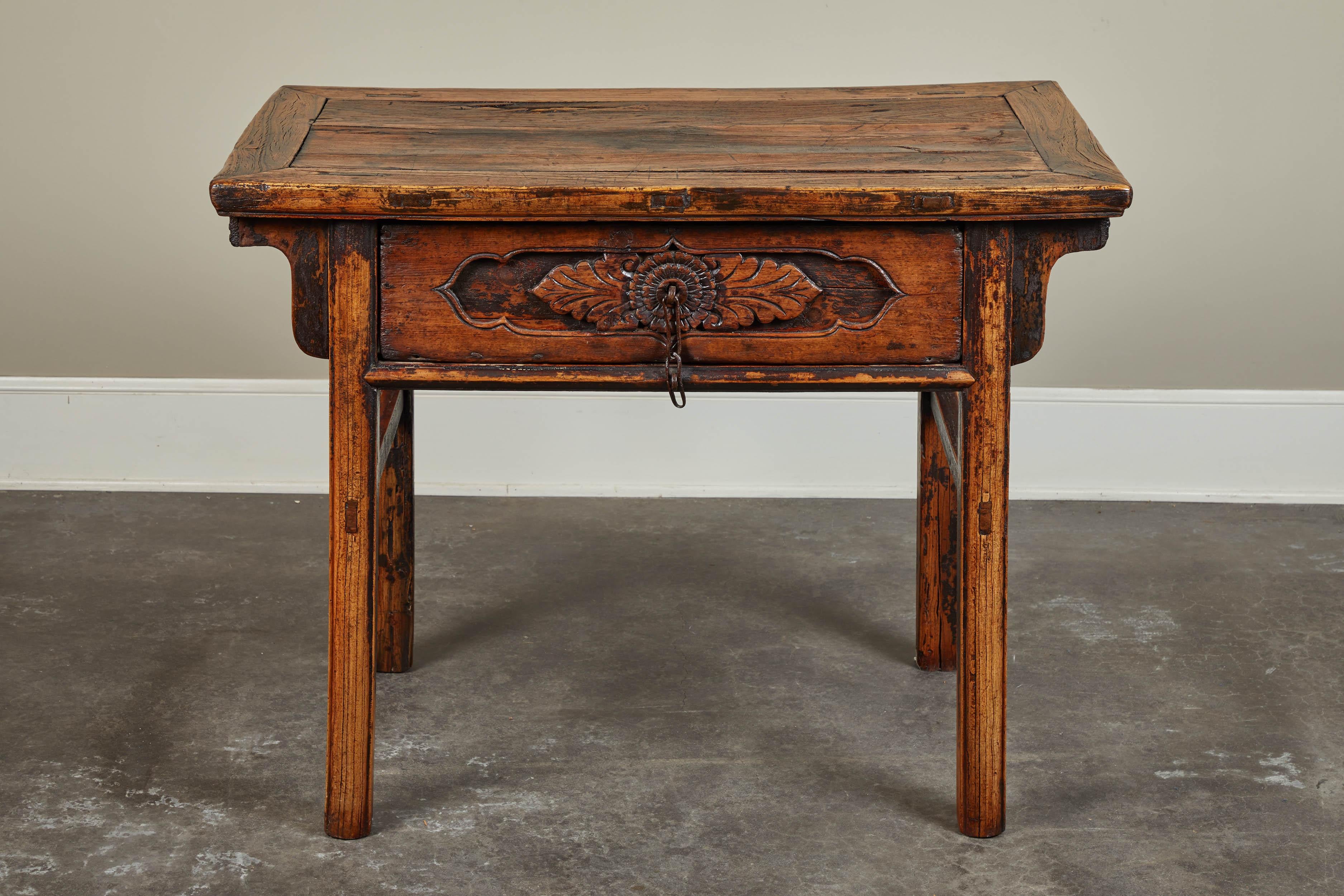 18th Century Chinese Ancient Elm Single Drawer Table For Sale 3