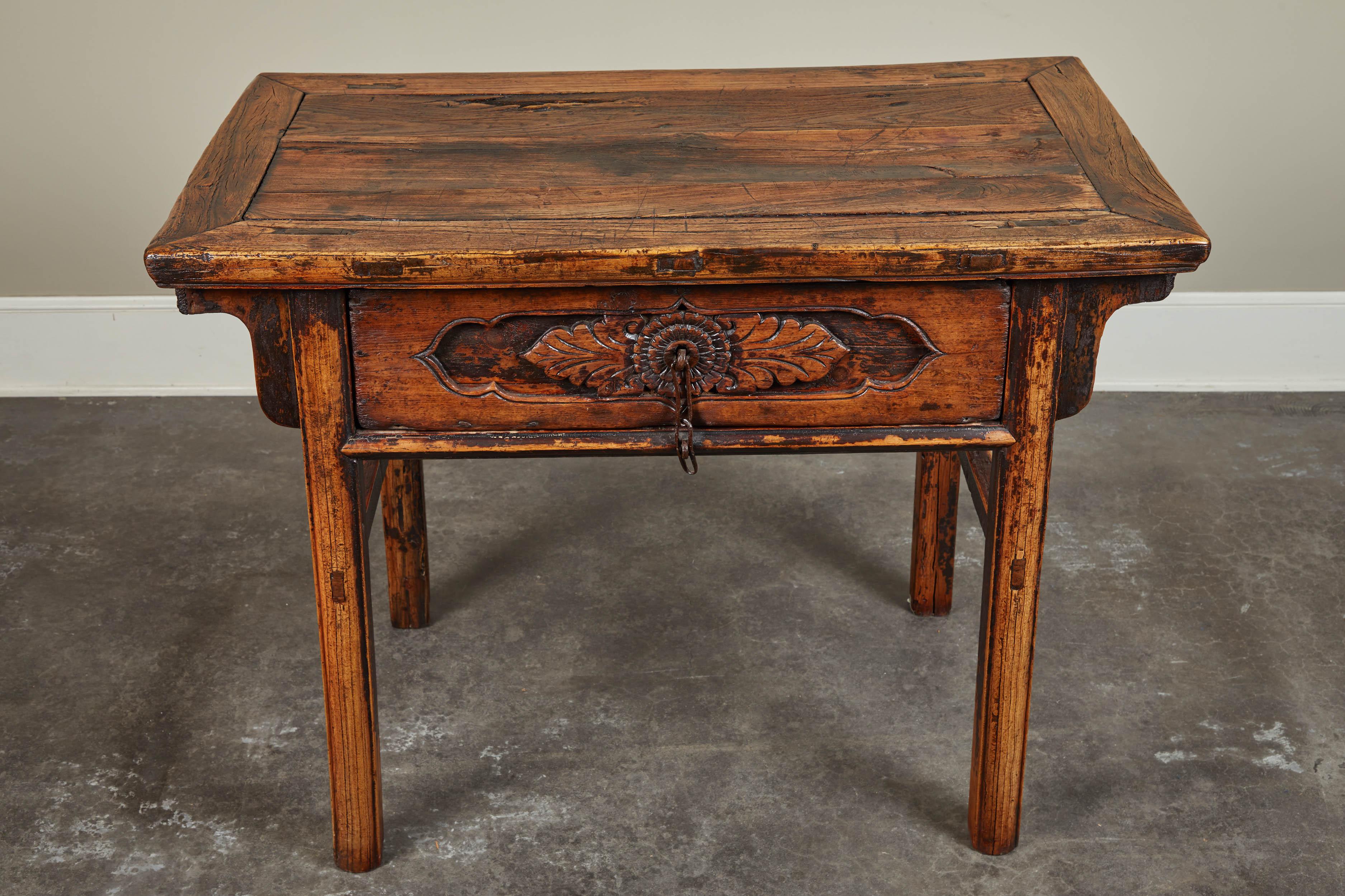 18. Jahrhundert Chinesischer antiker Ulmenholztisch mit einer Schublade im Angebot 8