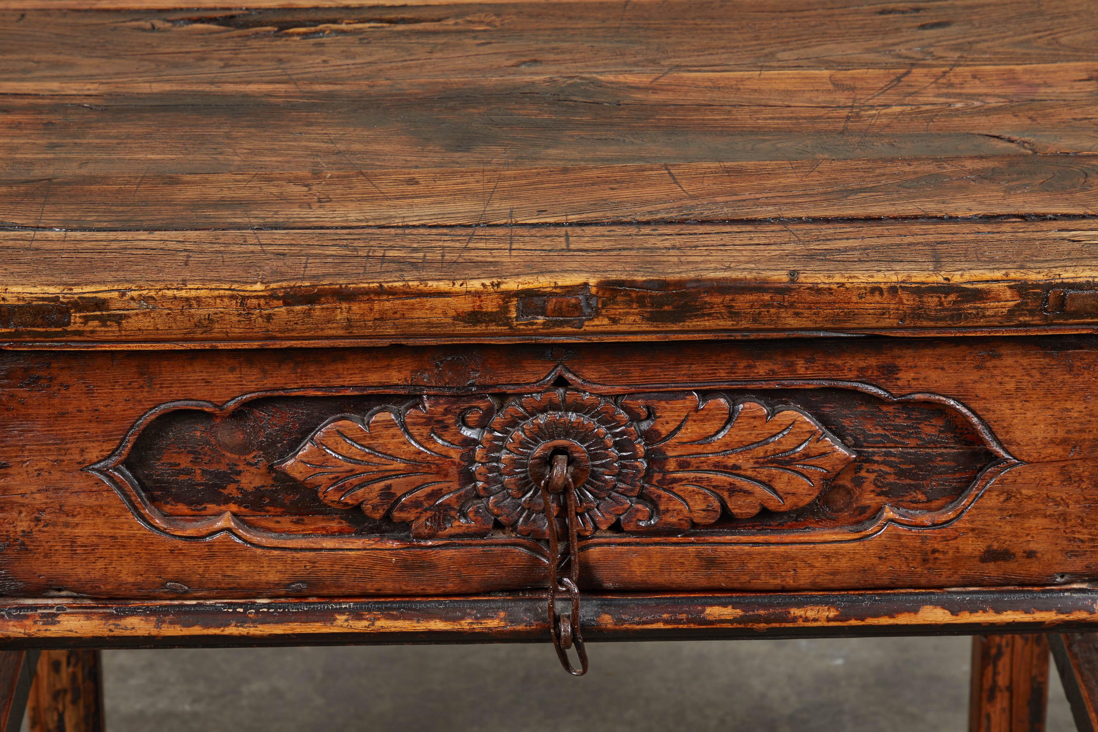 18. Jahrhundert Chinesischer antiker Ulmenholztisch mit einer Schublade (Ming-Dynastie) im Angebot