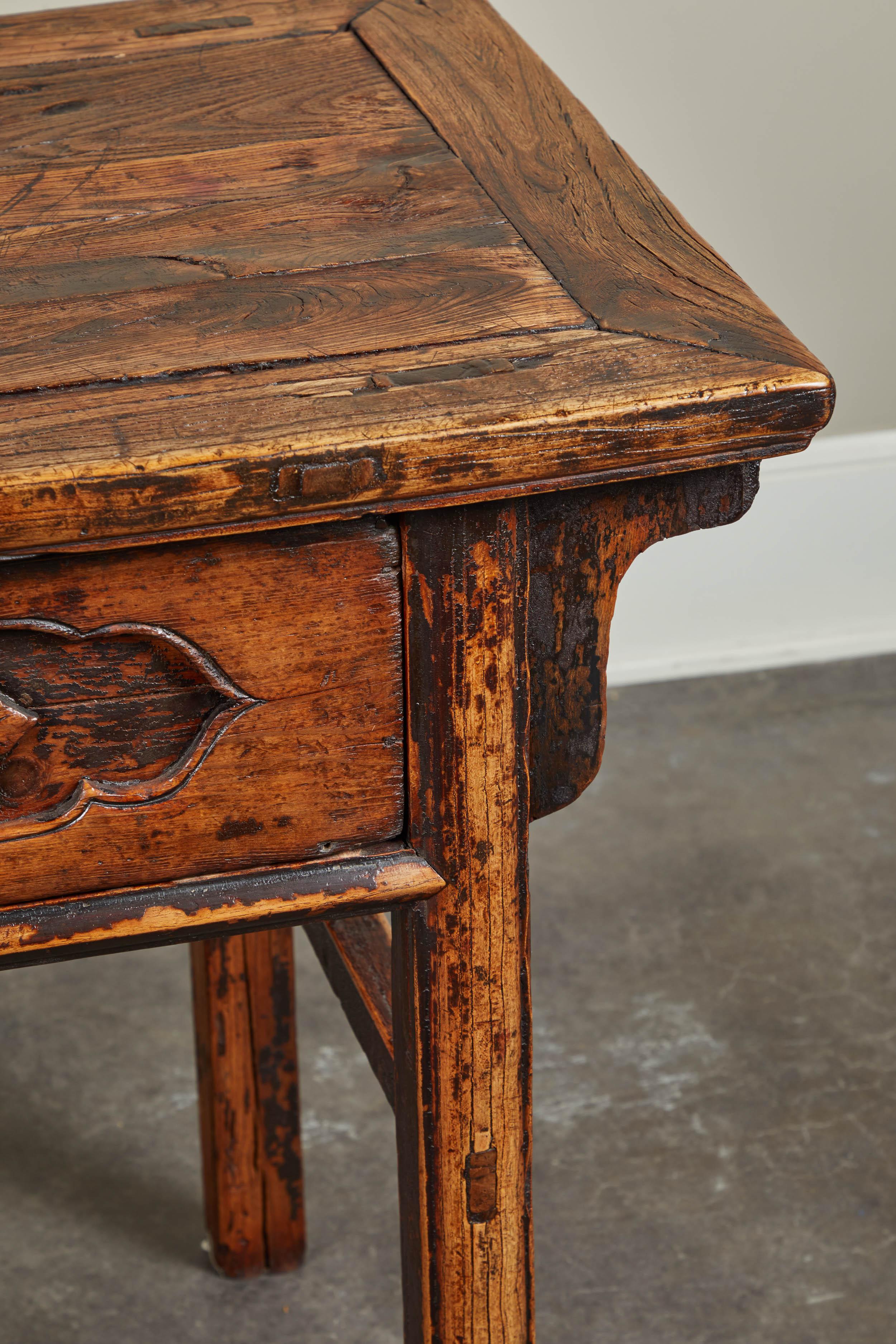 18. Jahrhundert Chinesischer antiker Ulmenholztisch mit einer Schublade im Zustand „Gut“ im Angebot in Pasadena, CA