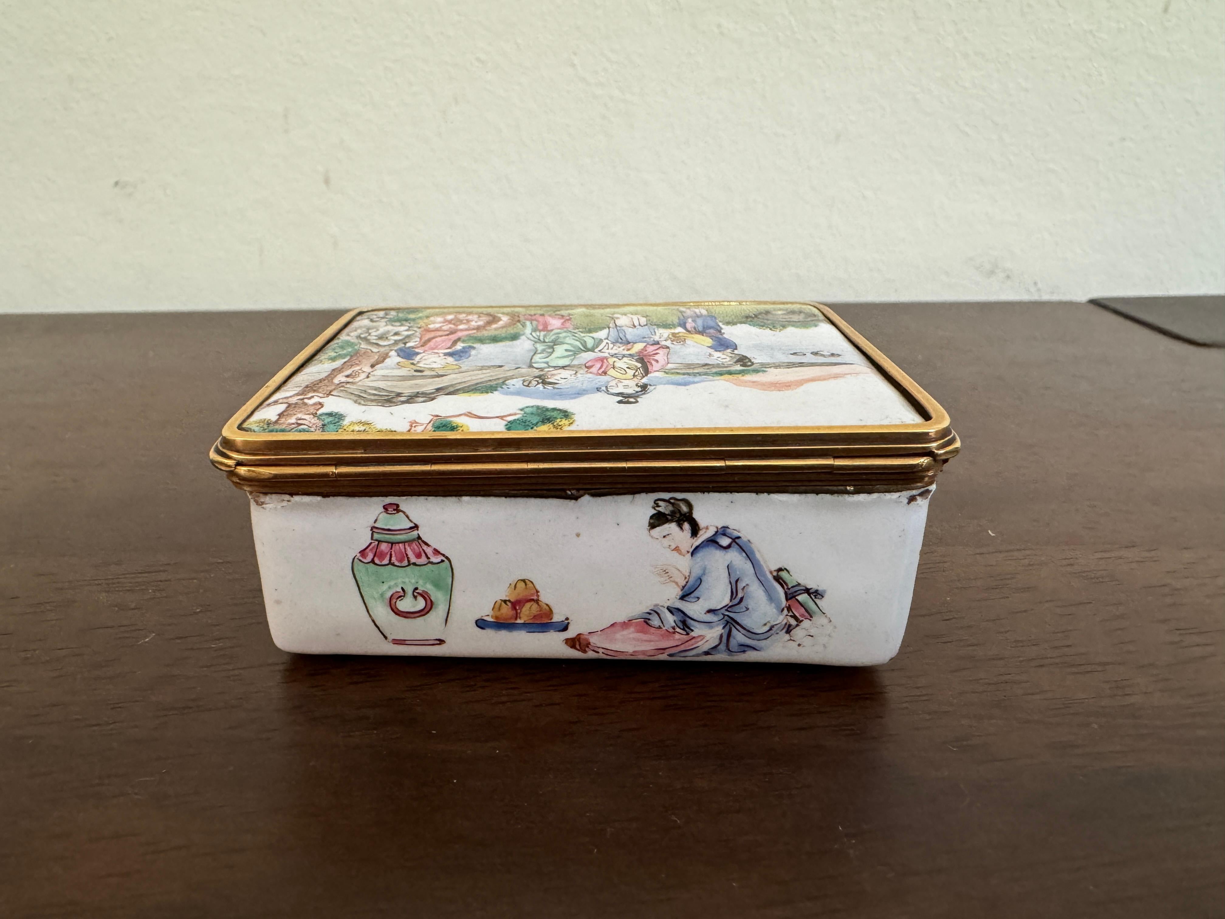 Enameled 18th Century Chinese Beijing enamel snuff  box For Sale