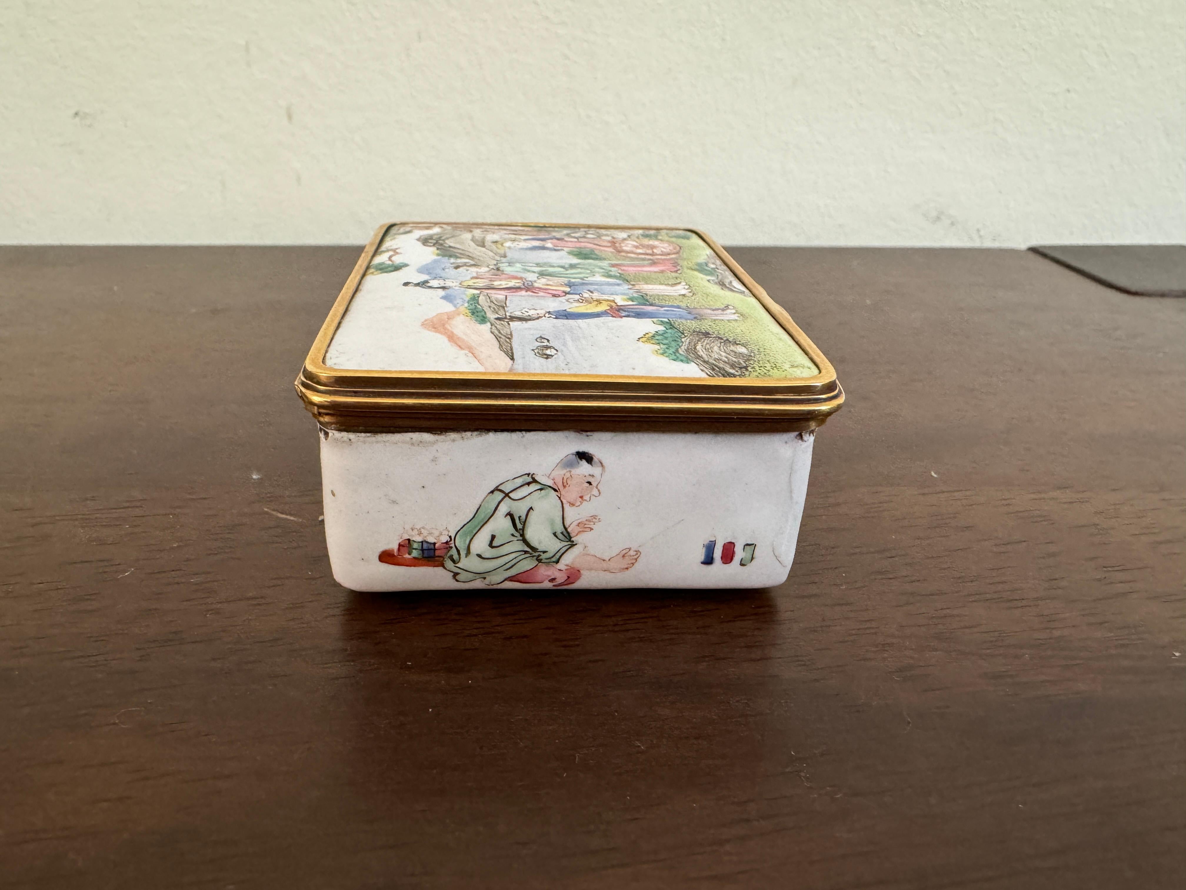 18th Century Chinese Beijing enamel snuff  box In Fair Condition For Sale In Maidstone, GB
