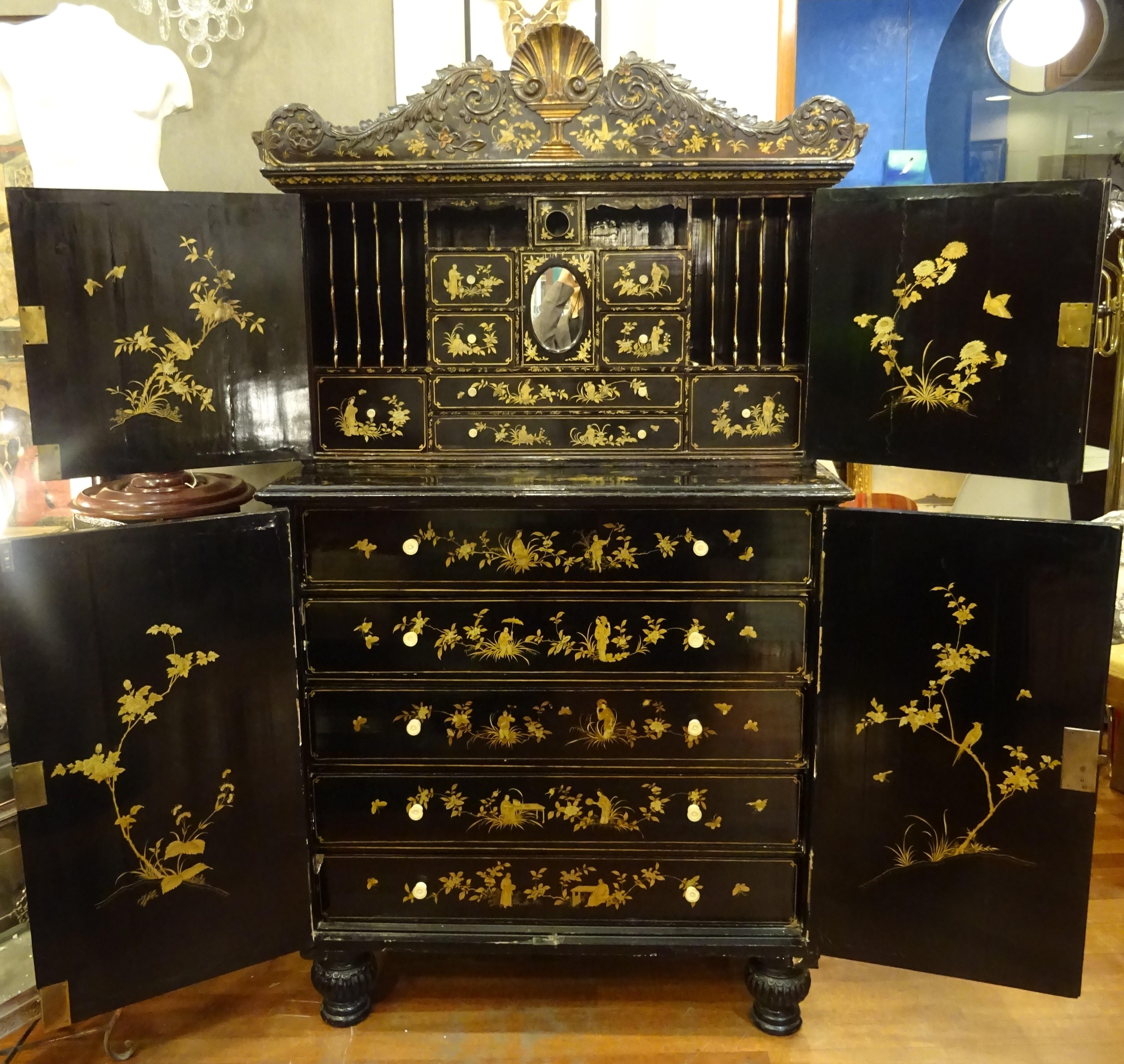 18th Chinese Black  Cabinet Lacquered and Gilded Wood Cabinet 4