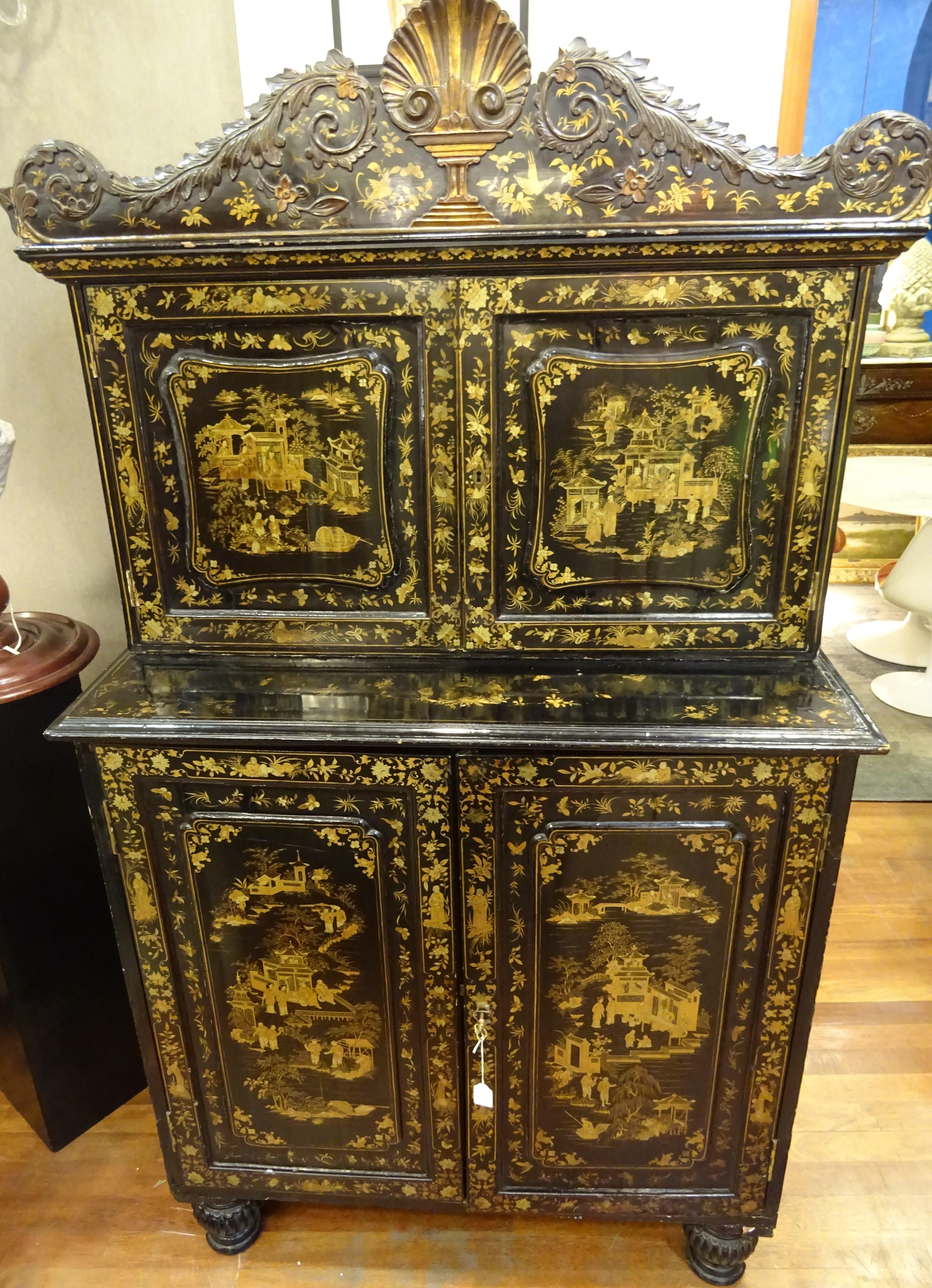 18th Chinese Black  Cabinet Lacquered and Gilded Wood Cabinet 5