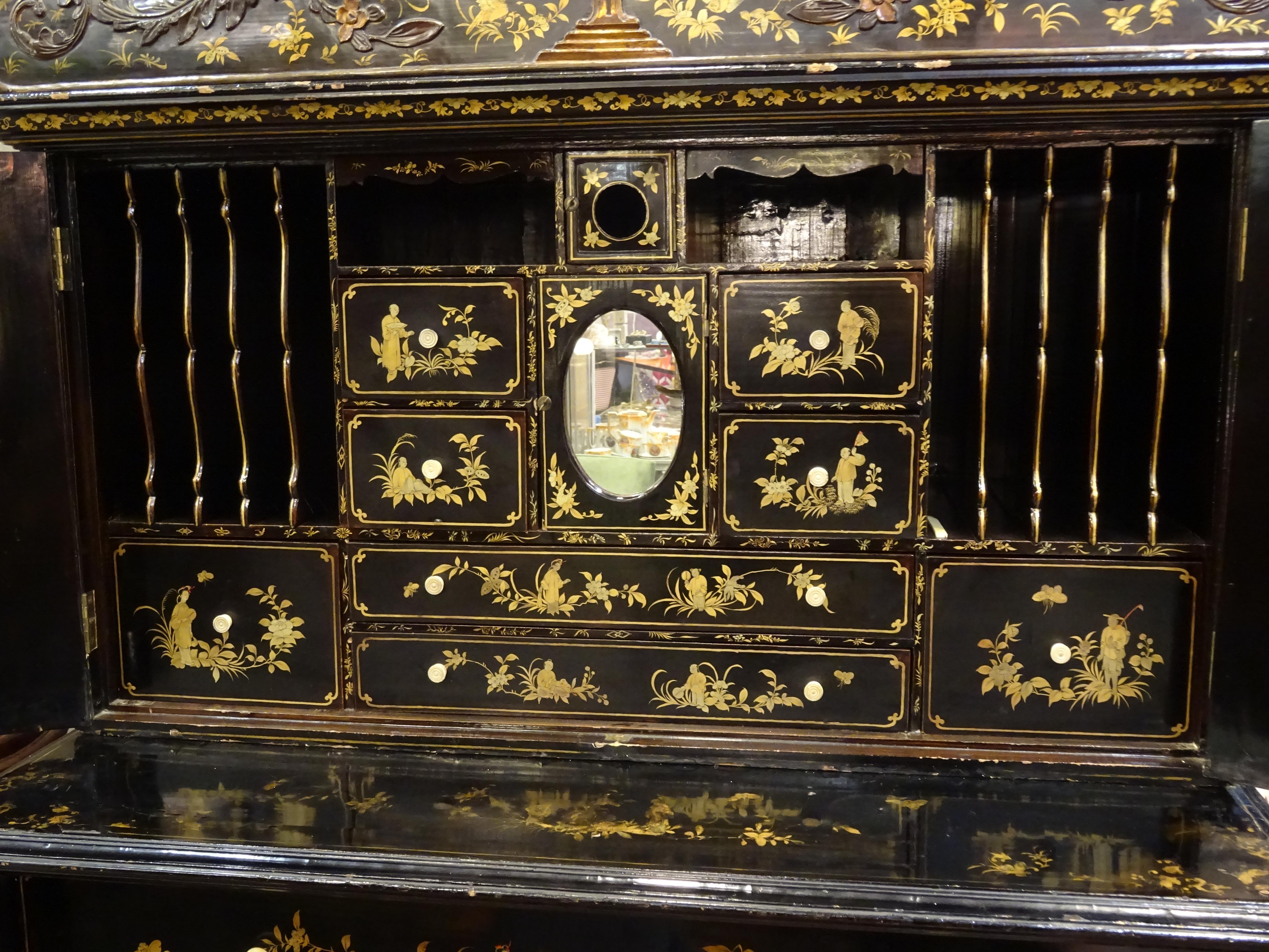 18th Chinese Black  Cabinet Lacquered and Gilded Wood Cabinet 6