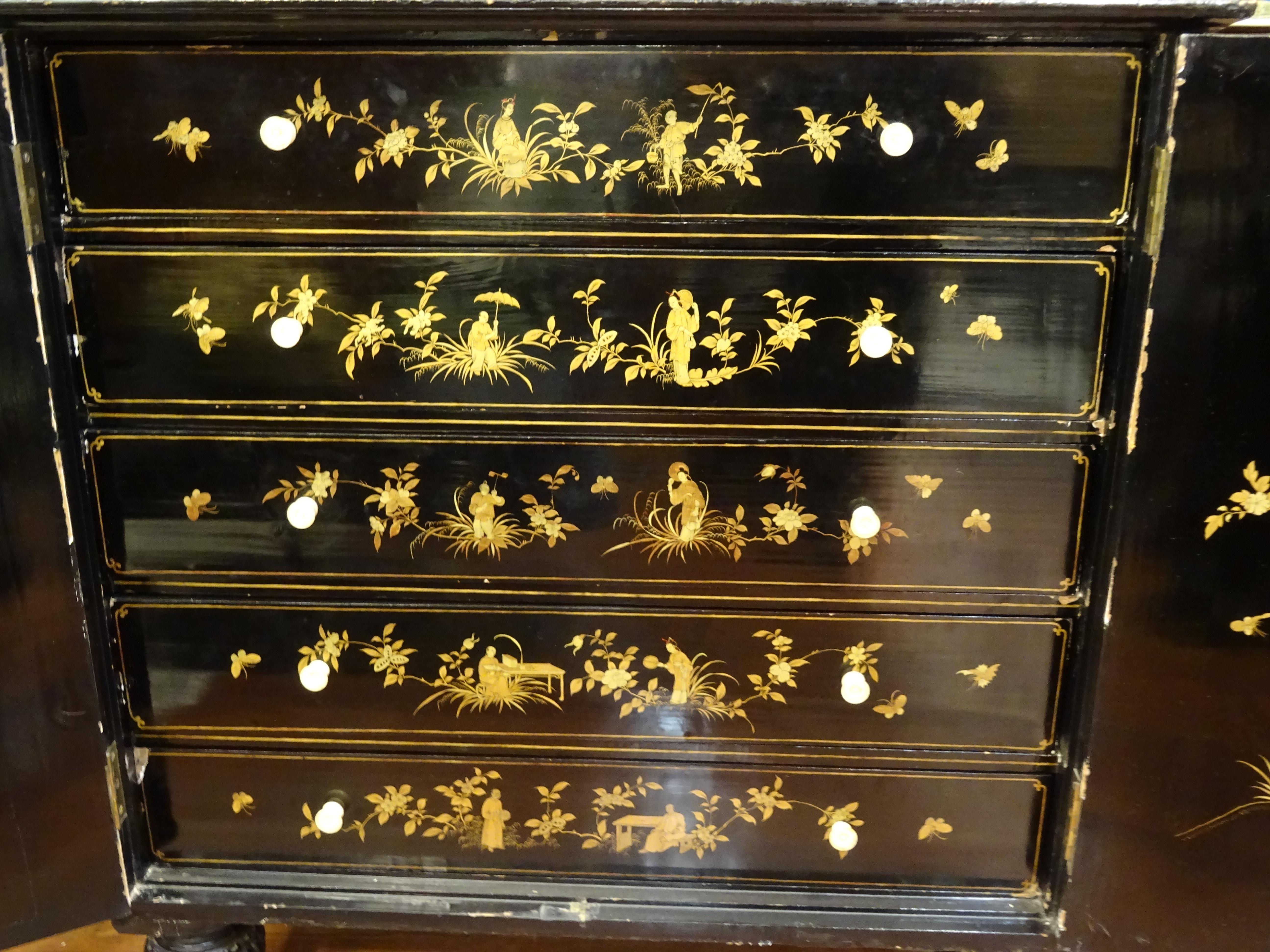 18th Chinese Black  Cabinet Lacquered and Gilded Wood Cabinet 7