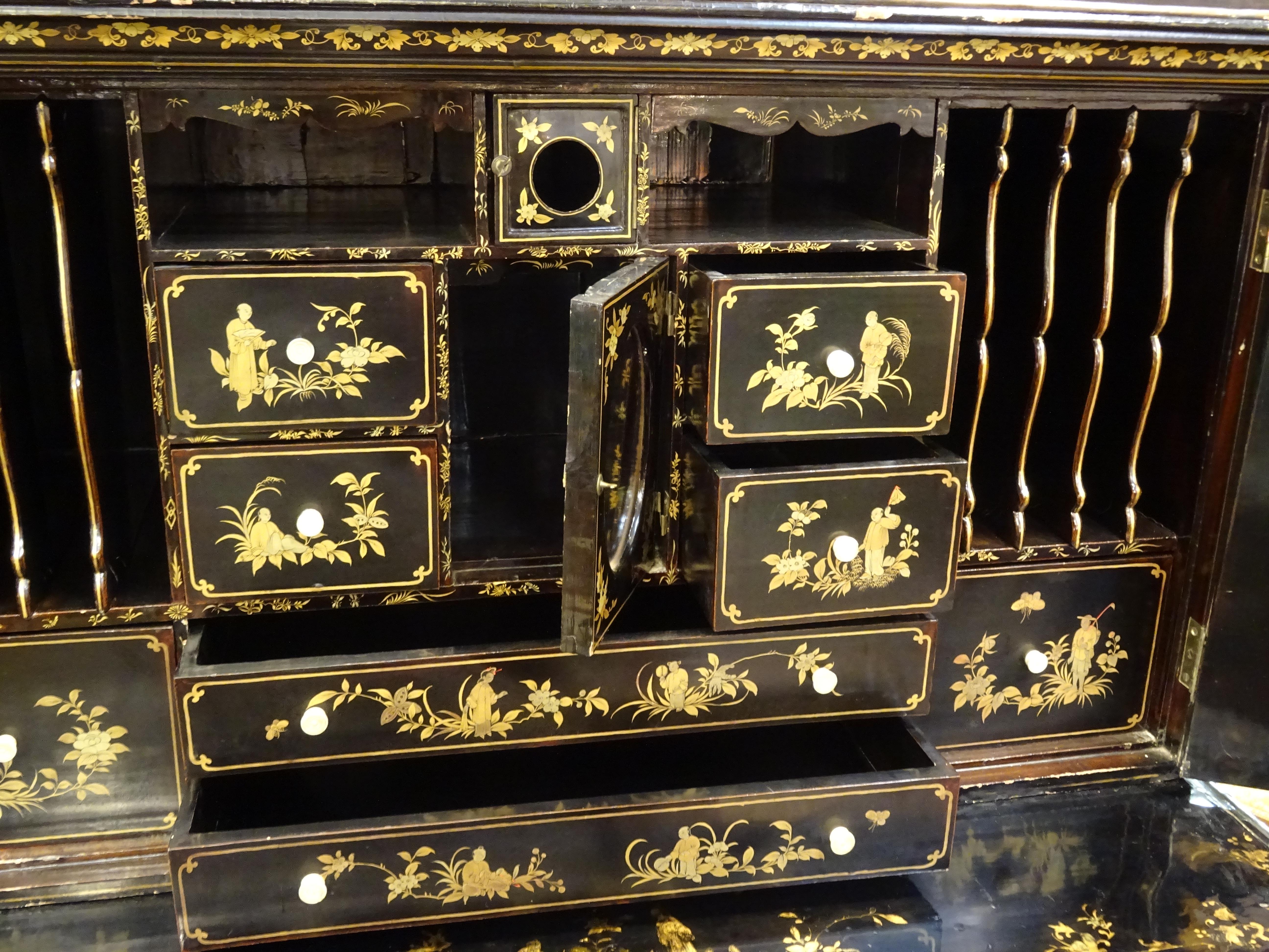 18th Chinese Black  Cabinet Lacquered and Gilded Wood Cabinet 8
