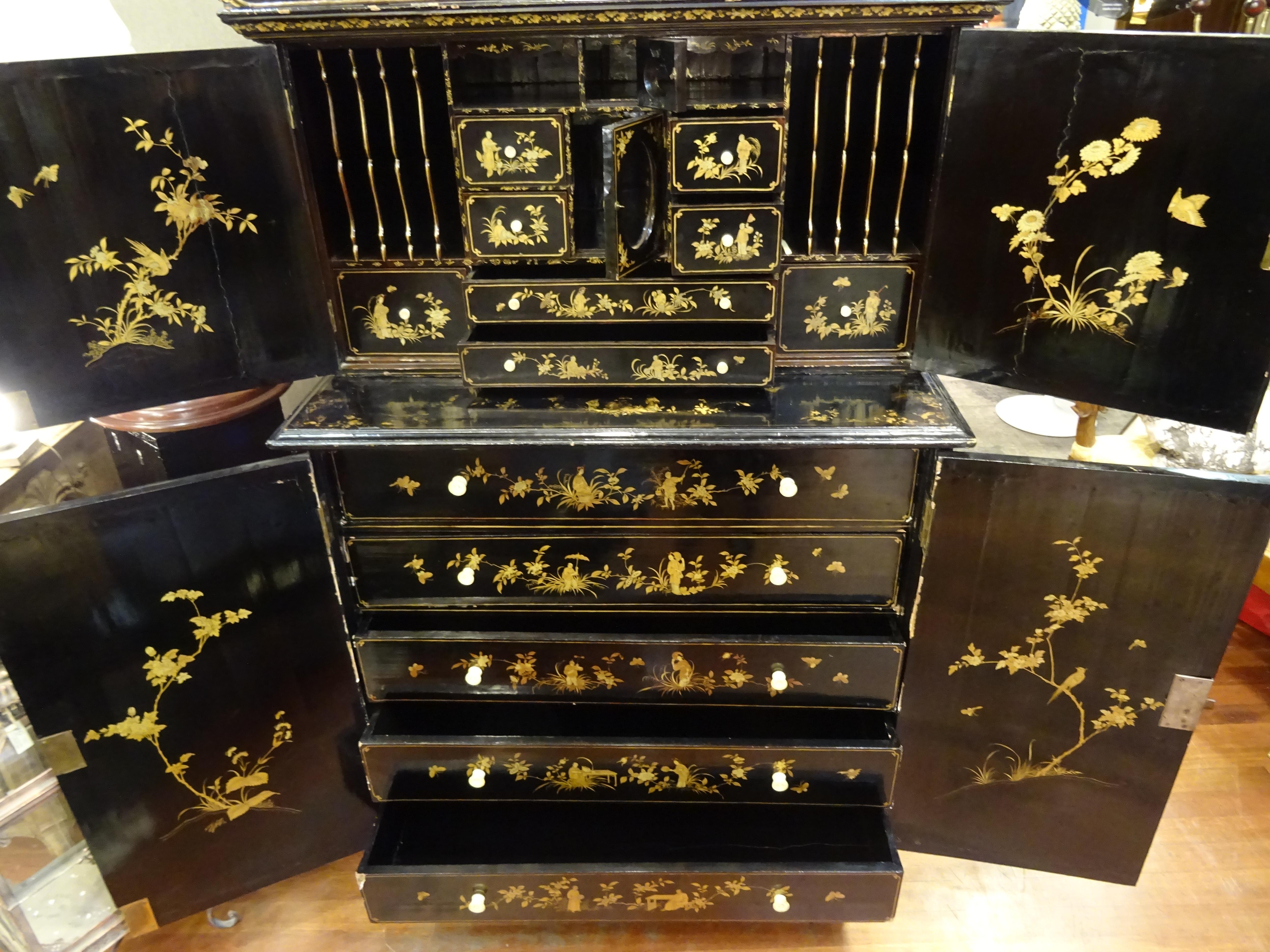18th Chinese Black  Cabinet Lacquered and Gilded Wood Cabinet 9