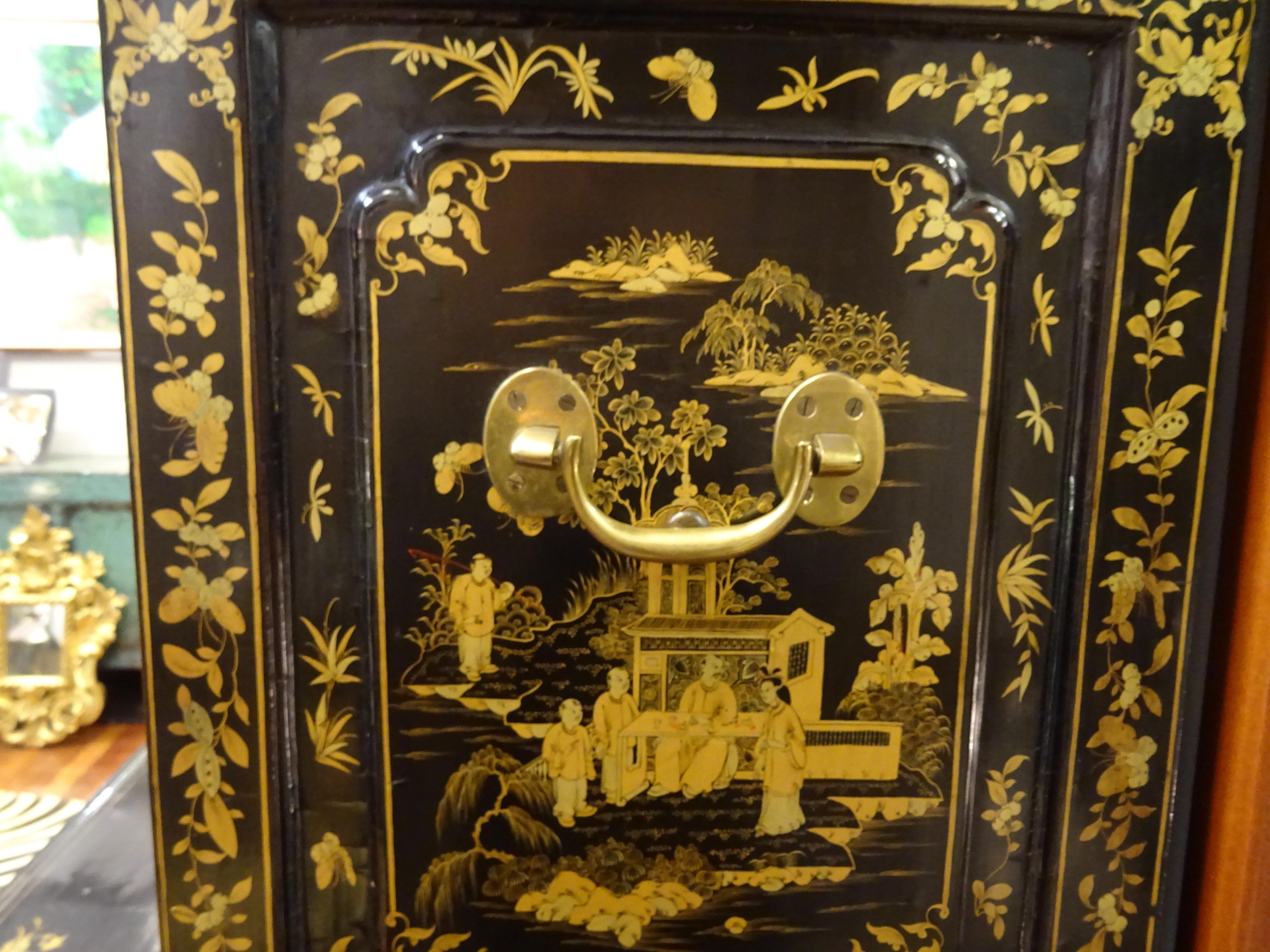 18th Chinese Black  Cabinet Lacquered and Gilded Wood Cabinet 10