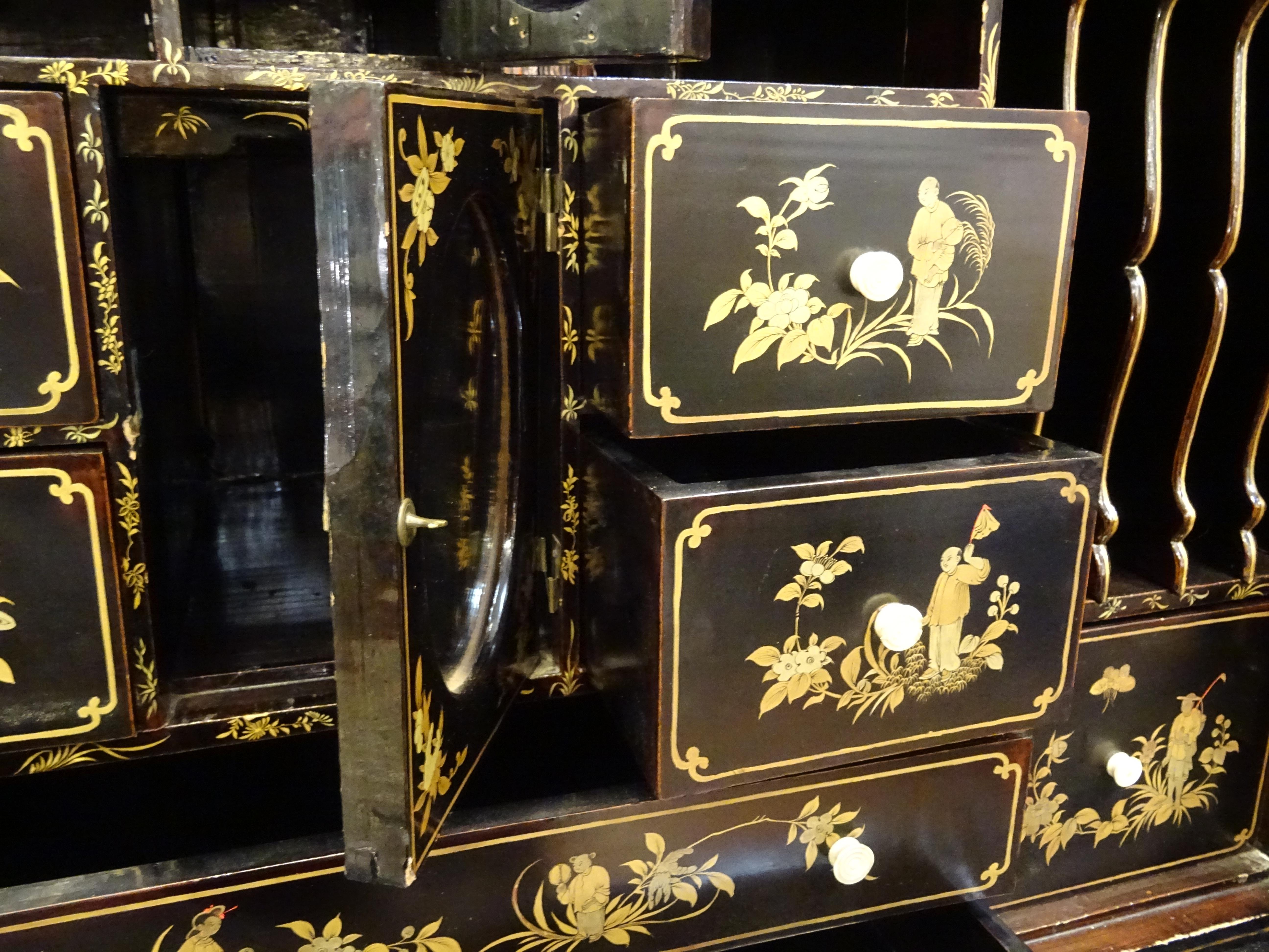 18th Chinese Black  Cabinet Lacquered and Gilded Wood Cabinet 11