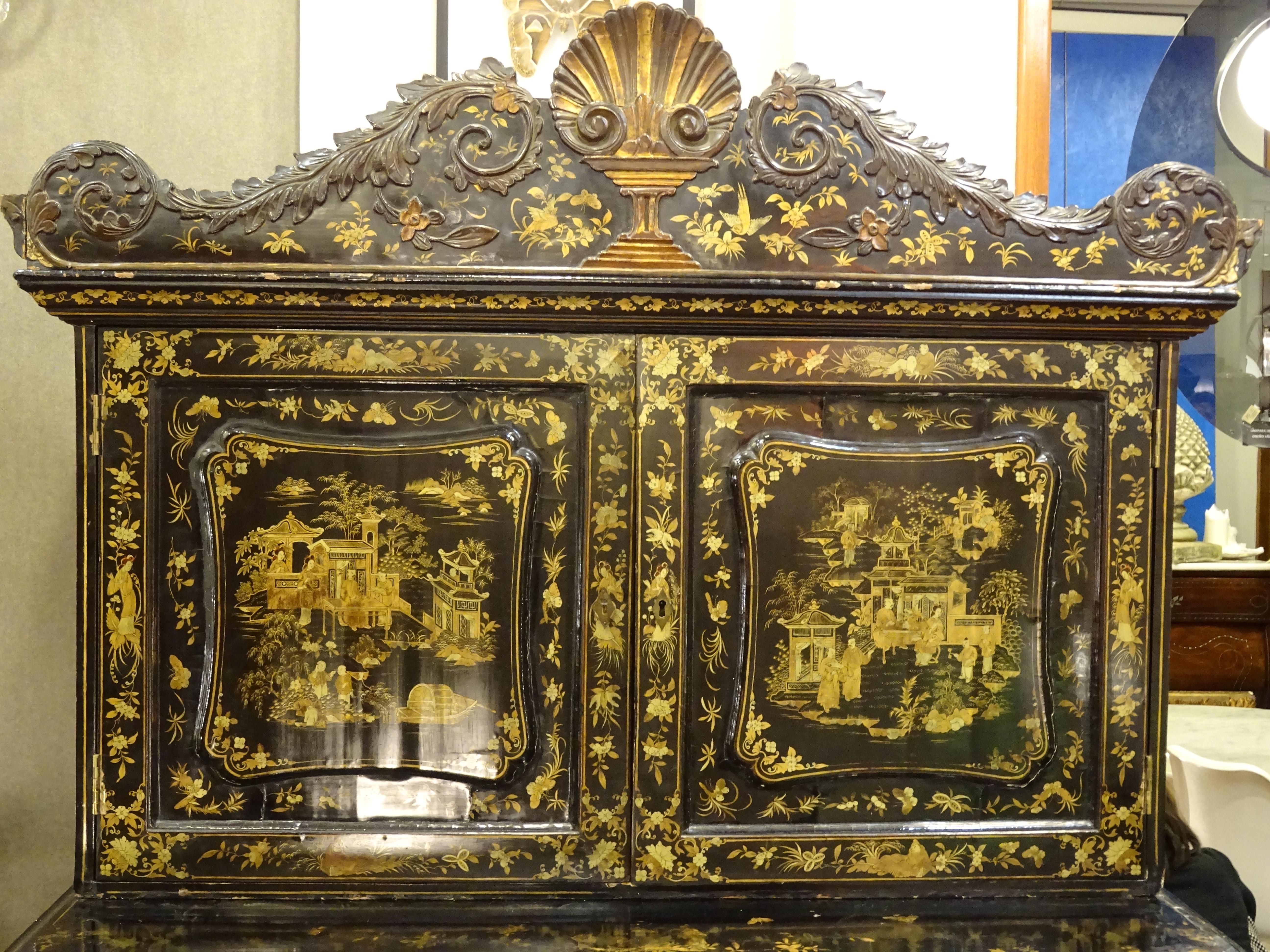 18th Chinese Black  Cabinet Lacquered and Gilded Wood Cabinet In Good Condition In Valladolid, ES