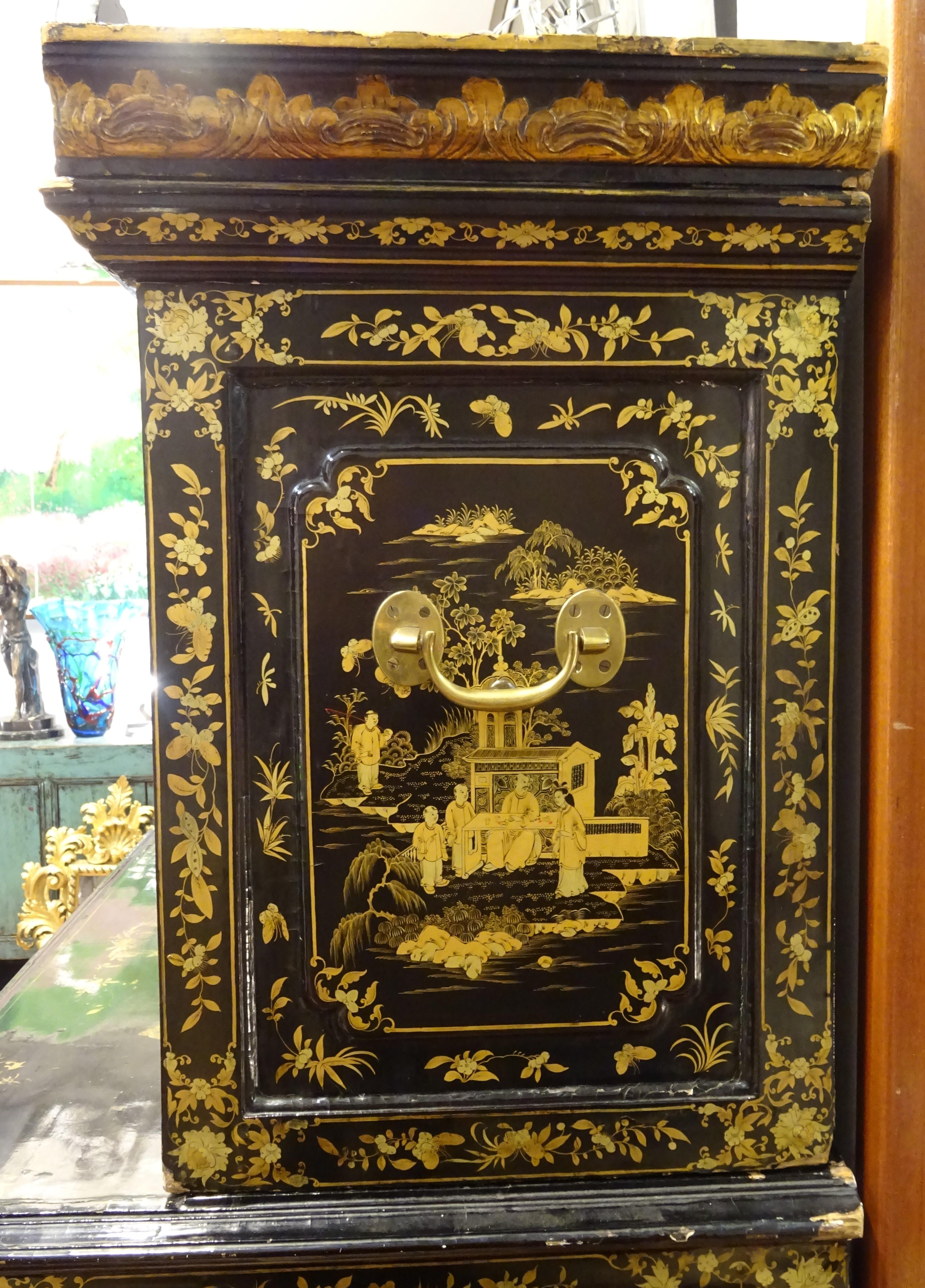 18th Chinese Black  Cabinet Lacquered and Gilded Wood Cabinet 1