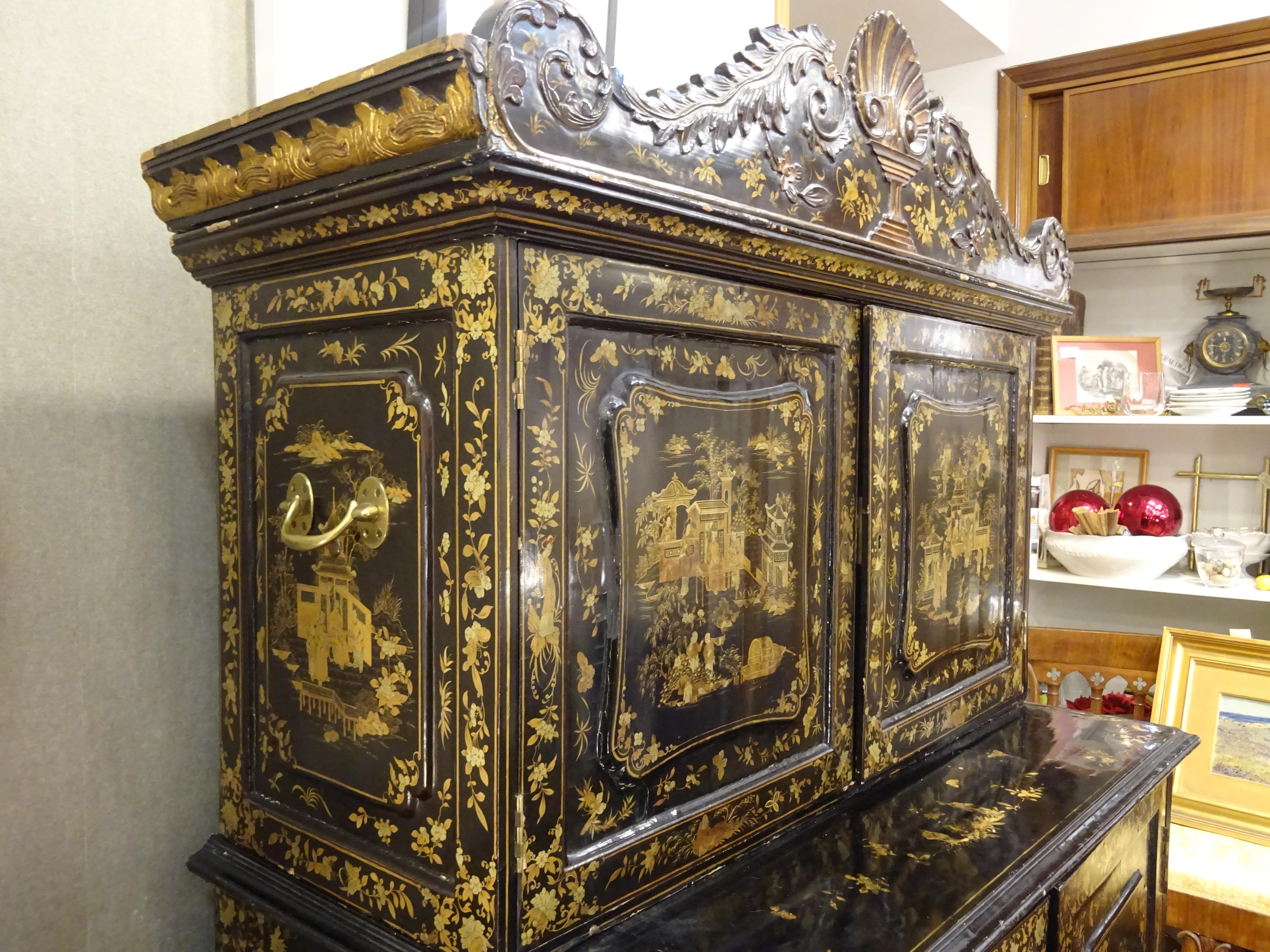 18th Chinese Black  Cabinet Lacquered and Gilded Wood Cabinet 2