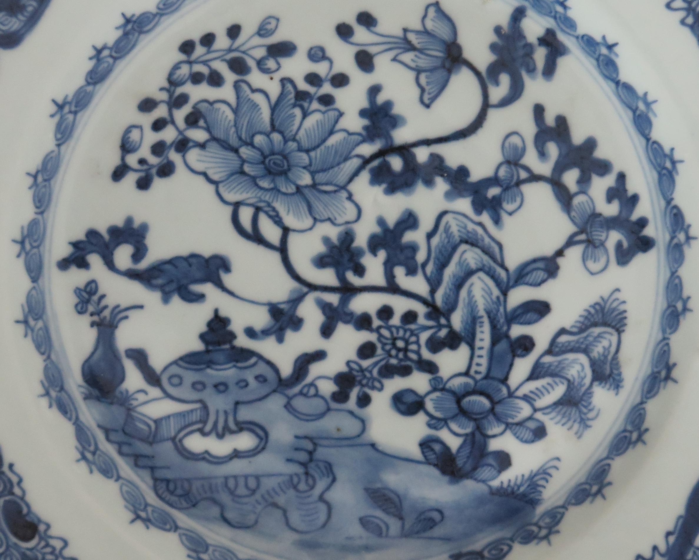 Grande assiette chinoise bleue et blanche du 18ème siècle, Qing Qianlong, datant d'environ 1750 en vente 3