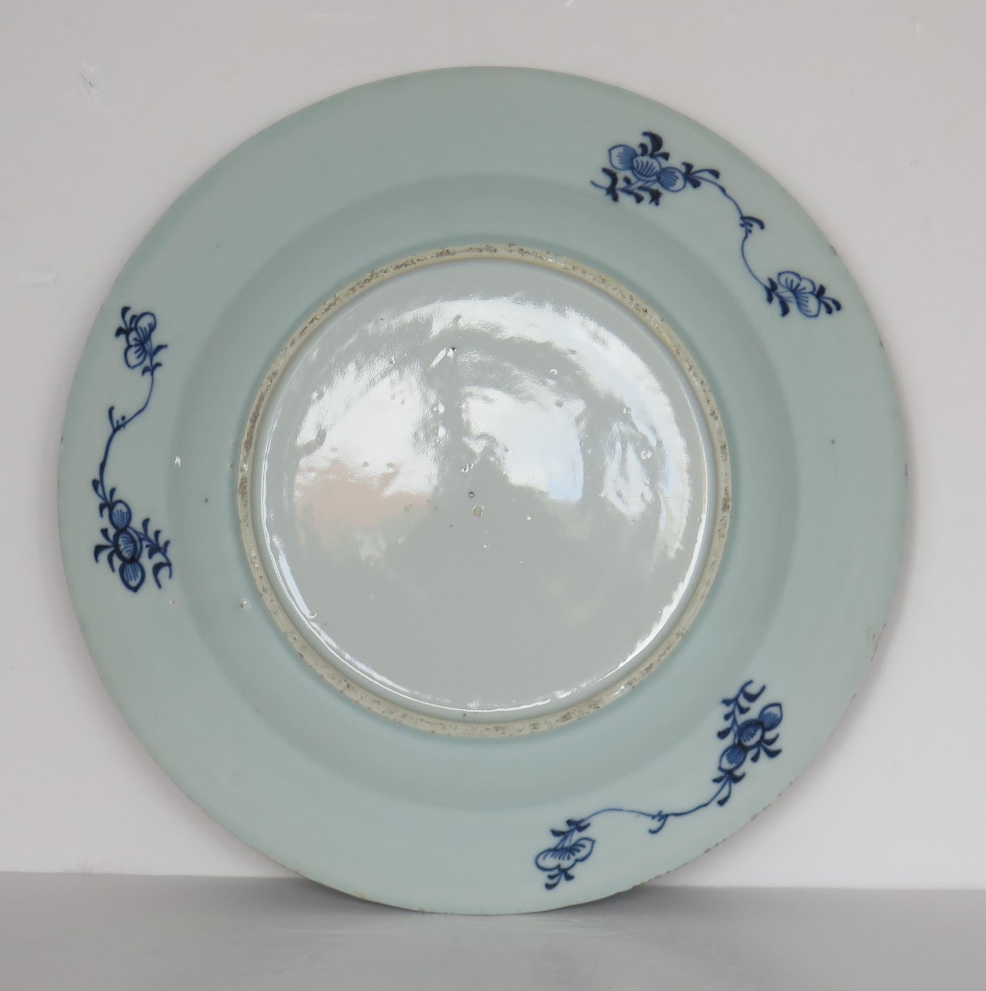 Grande assiette chinoise bleue et blanche du 18ème siècle, Qing Qianlong, datant d'environ 1750 en vente 5