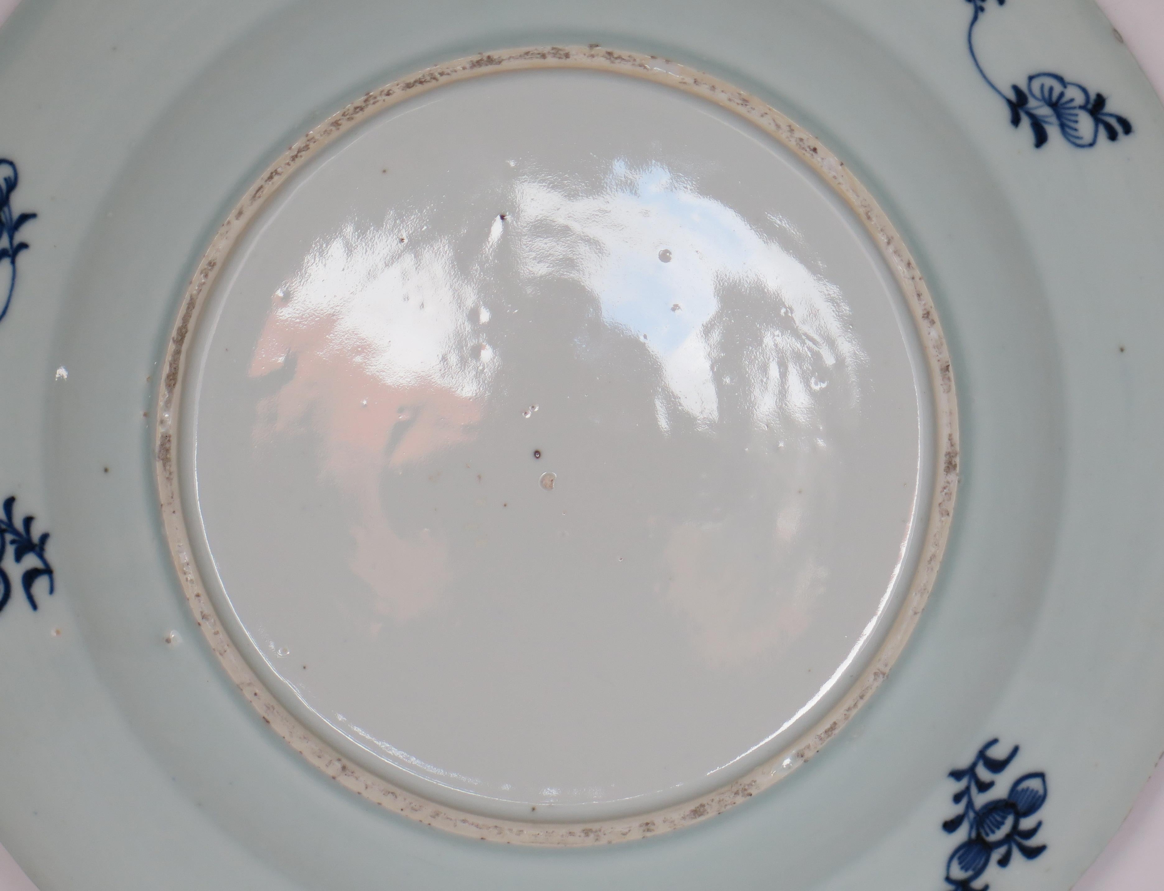 Grande assiette chinoise bleue et blanche du 18ème siècle, Qing Qianlong, datant d'environ 1750 en vente 7