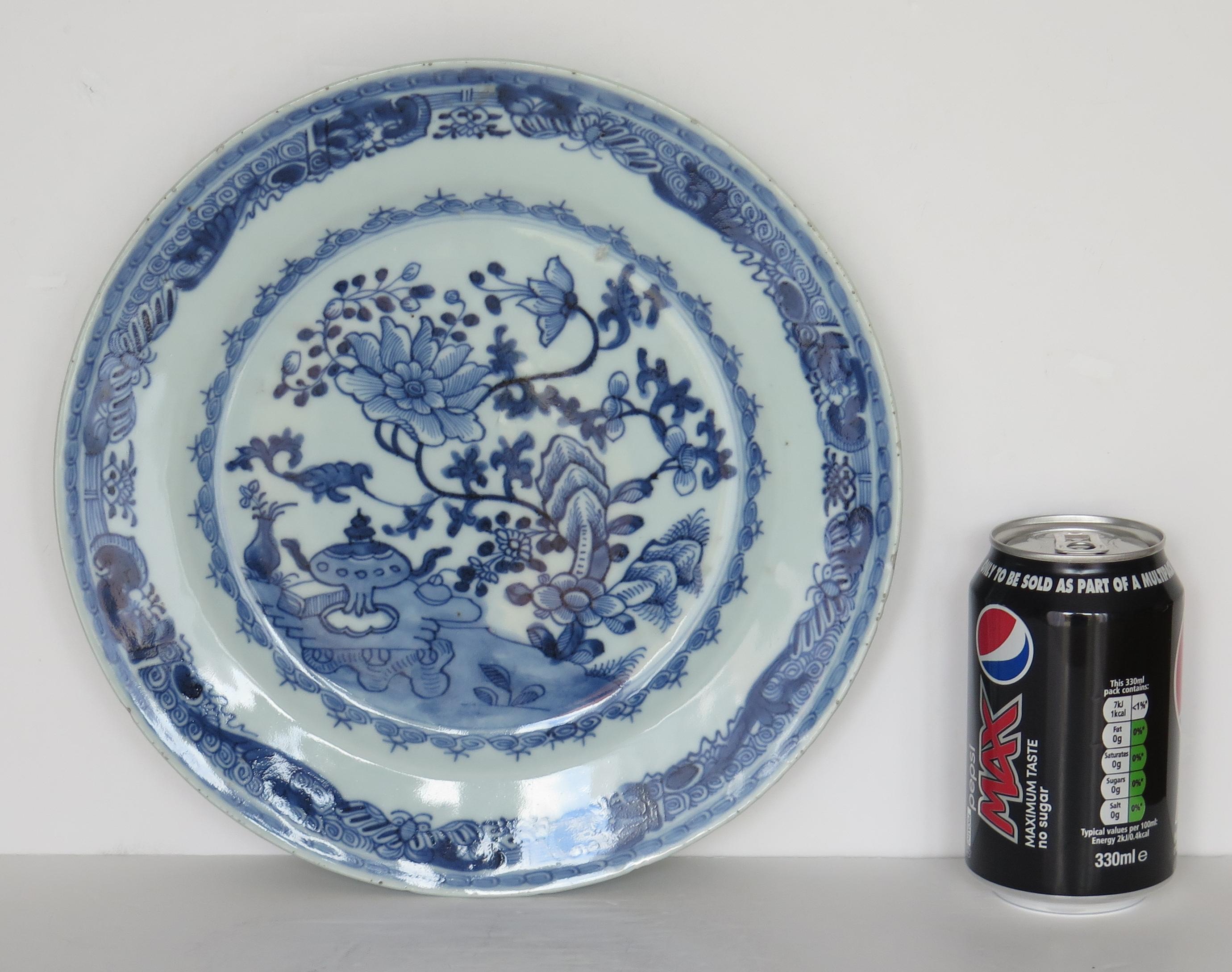 Grande assiette chinoise bleue et blanche du 18ème siècle, Qing Qianlong, datant d'environ 1750 en vente 8