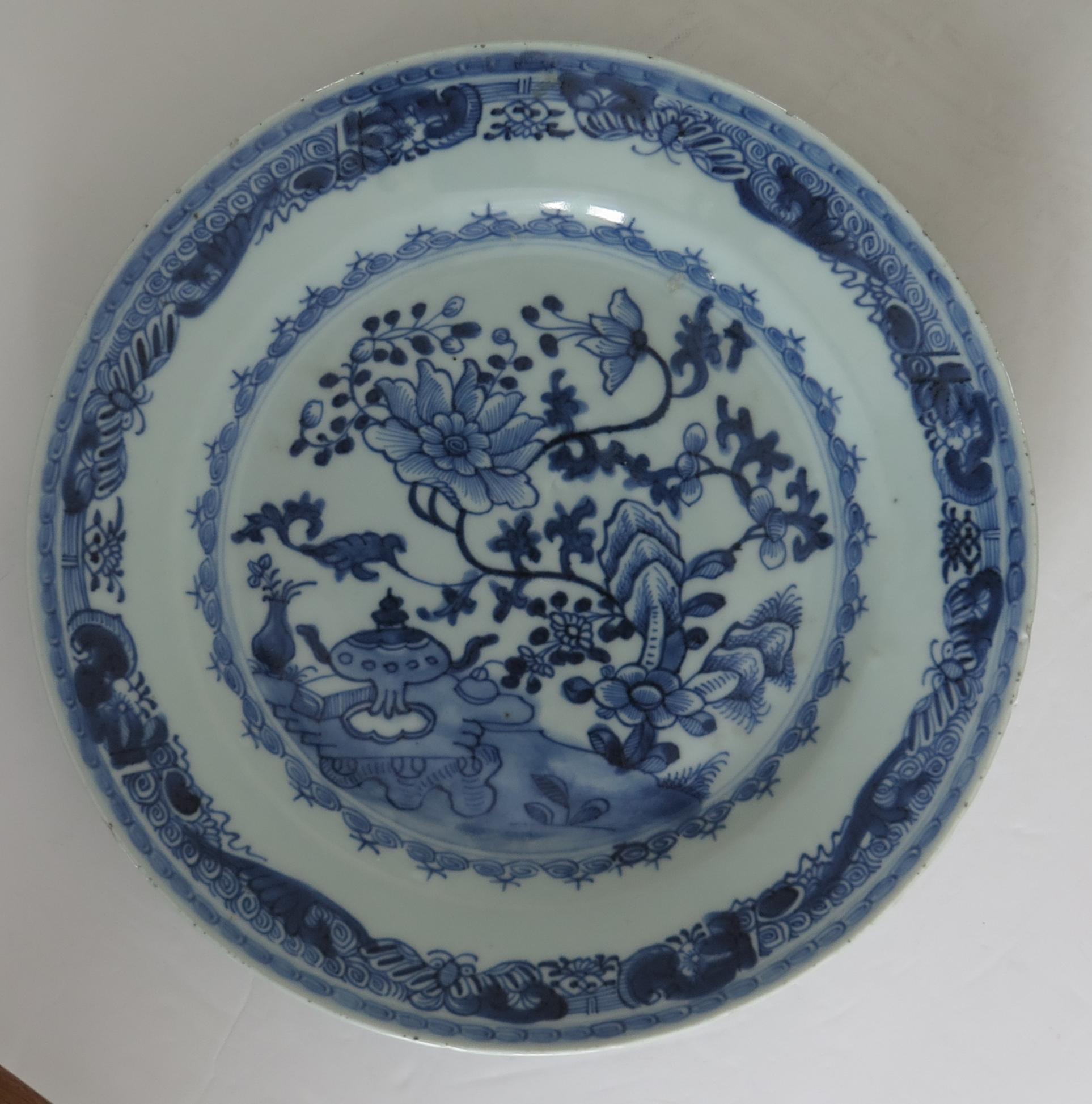 Chinois Grande assiette chinoise bleue et blanche du 18ème siècle, Qing Qianlong, datant d'environ 1750 en vente