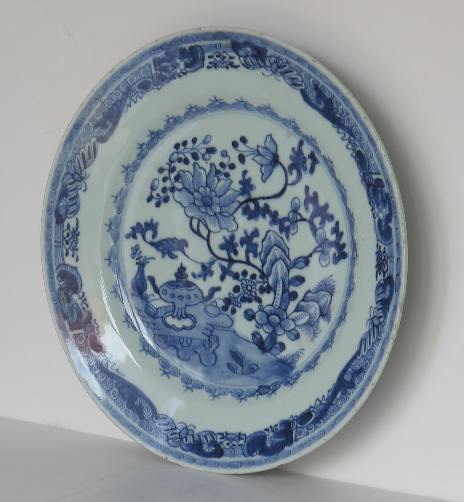 Peint à la main Grande assiette chinoise bleue et blanche du 18ème siècle, Qing Qianlong, datant d'environ 1750 en vente