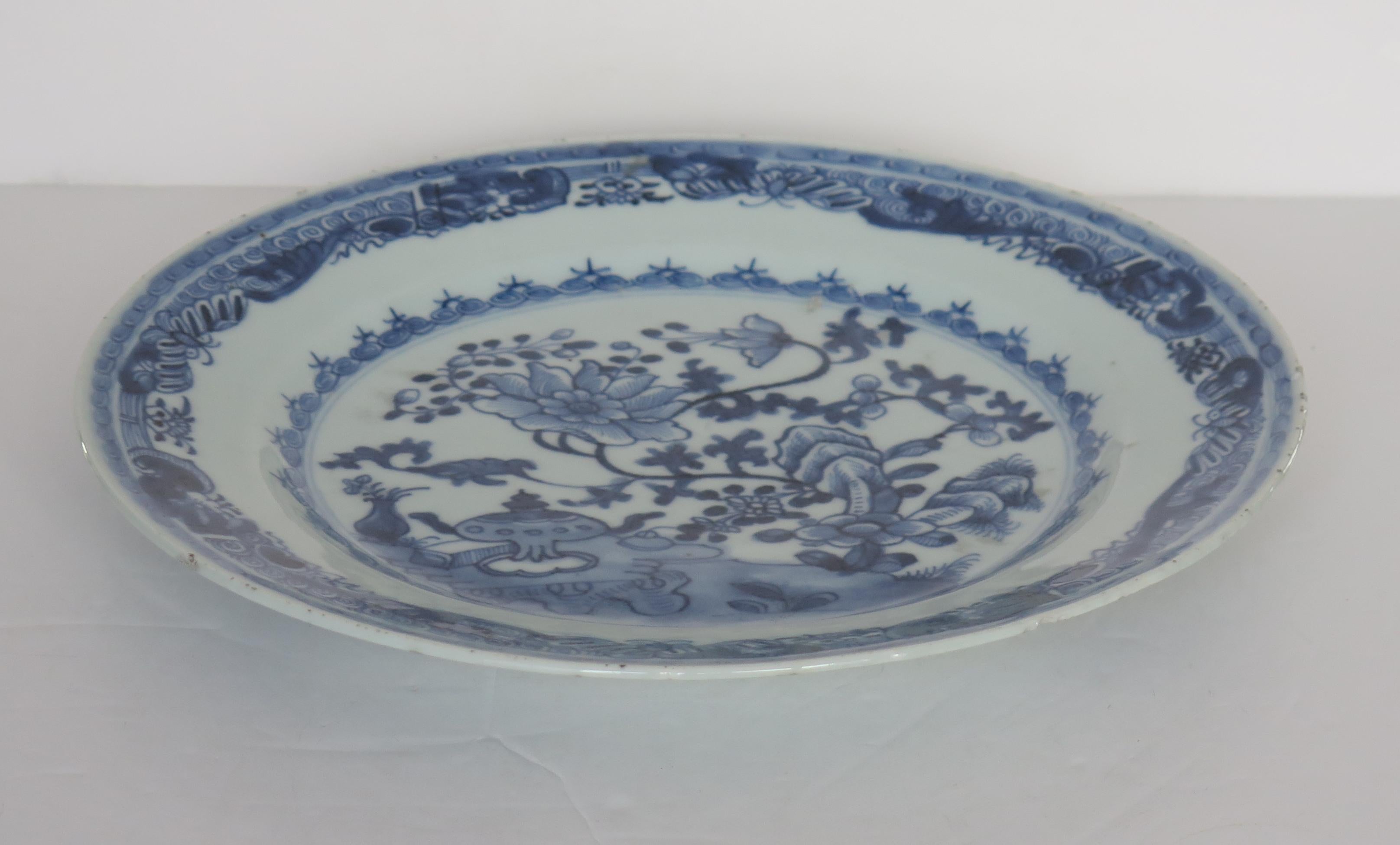 XVIIIe siècle et antérieur Grande assiette chinoise bleue et blanche du 18ème siècle, Qing Qianlong, datant d'environ 1750 en vente