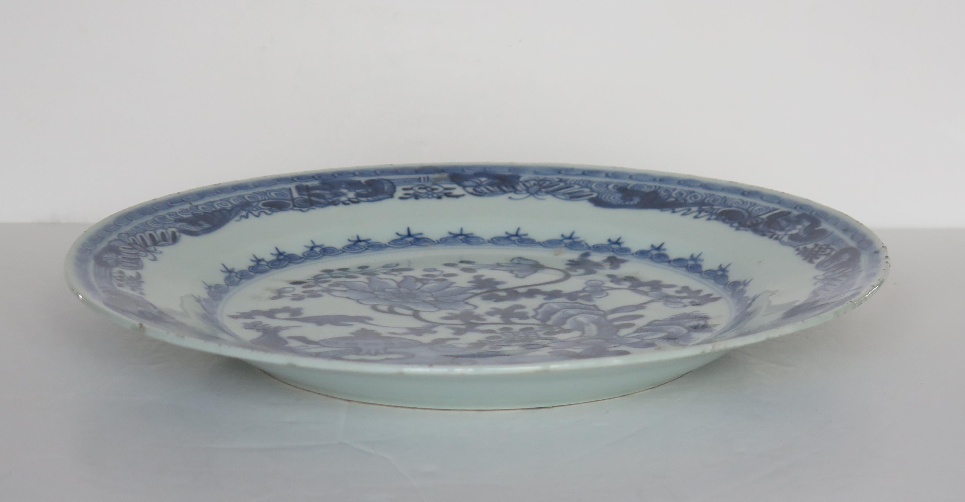 Porcelaine Grande assiette chinoise bleue et blanche du 18ème siècle, Qing Qianlong, datant d'environ 1750 en vente