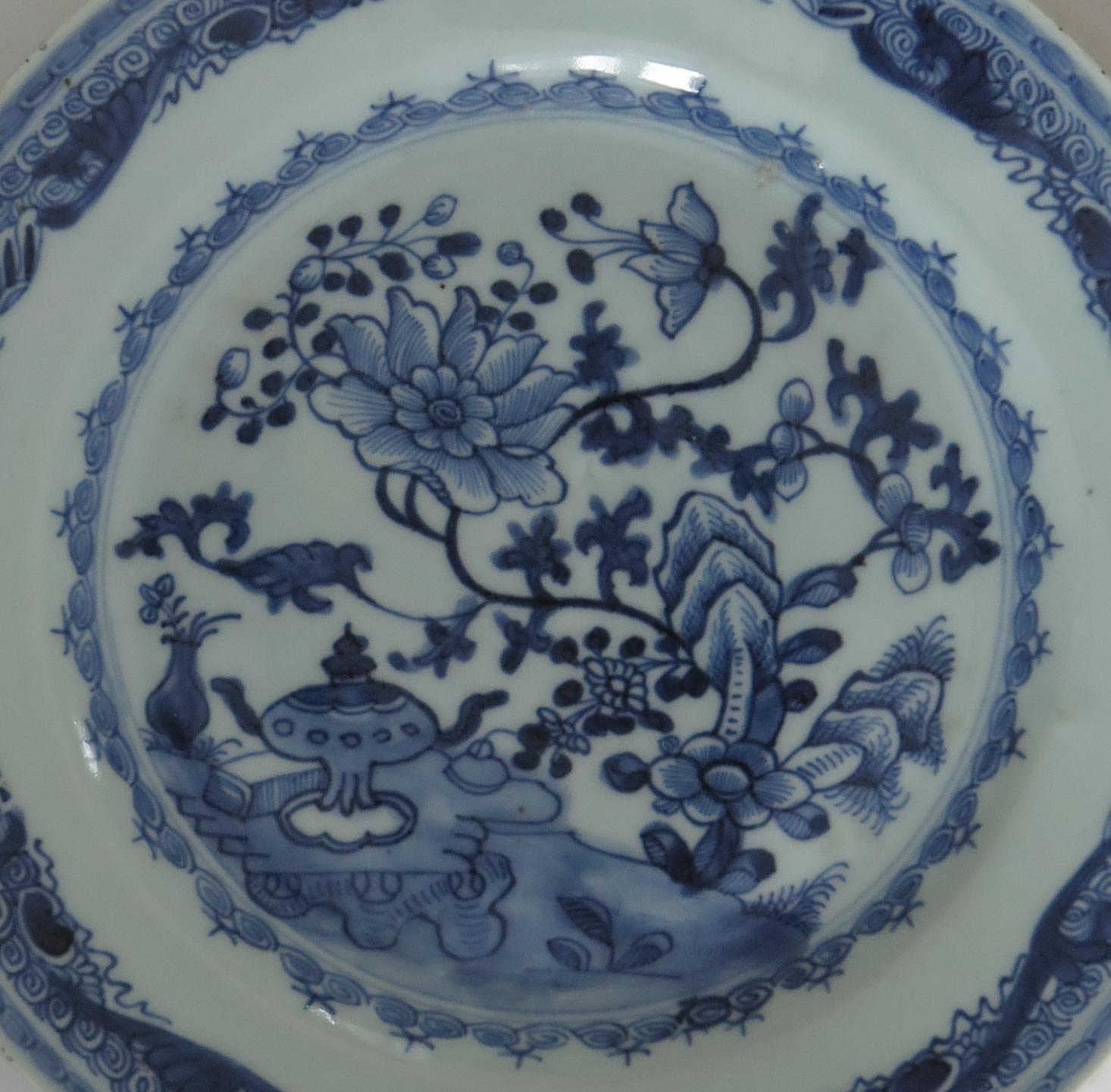 Grande assiette chinoise bleue et blanche du 18ème siècle, Qing Qianlong, datant d'environ 1750 en vente 1