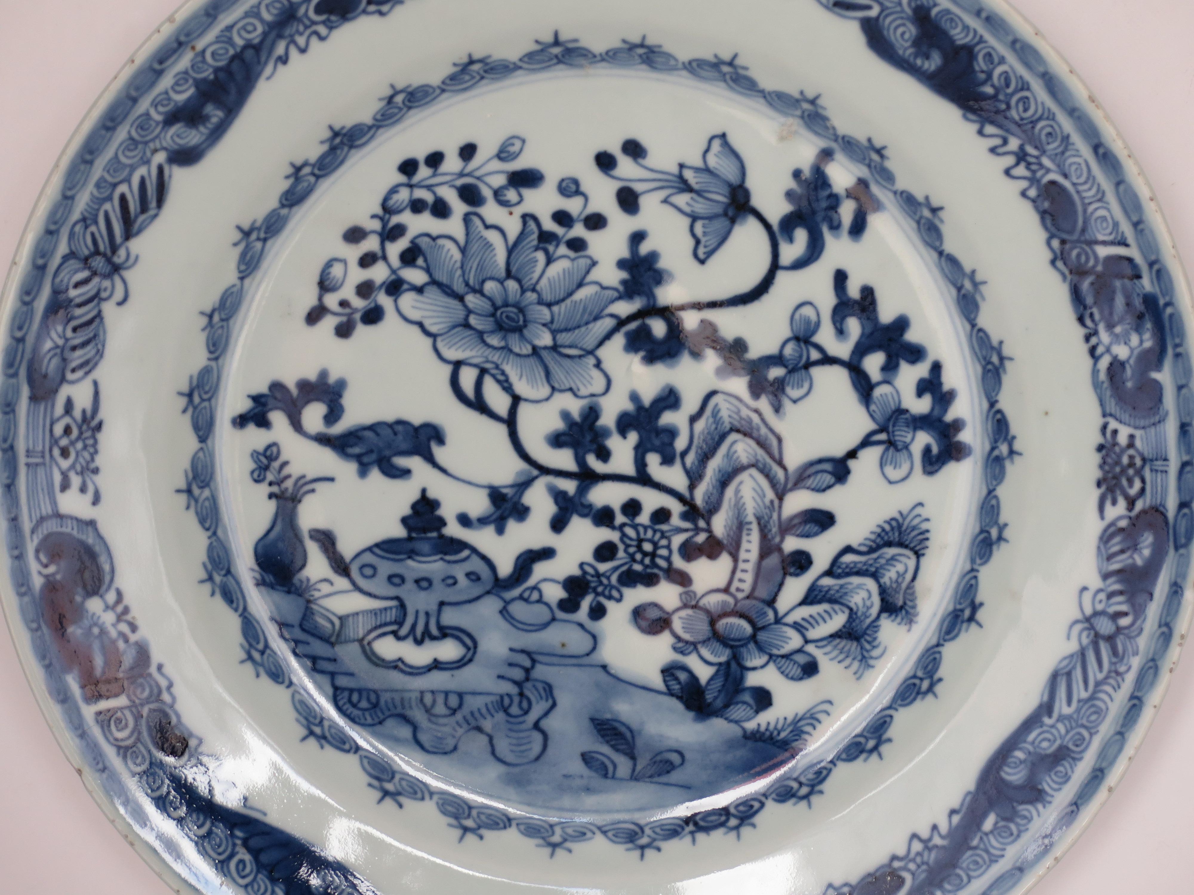 Grande assiette chinoise bleue et blanche du 18ème siècle, Qing Qianlong, datant d'environ 1750 en vente 2