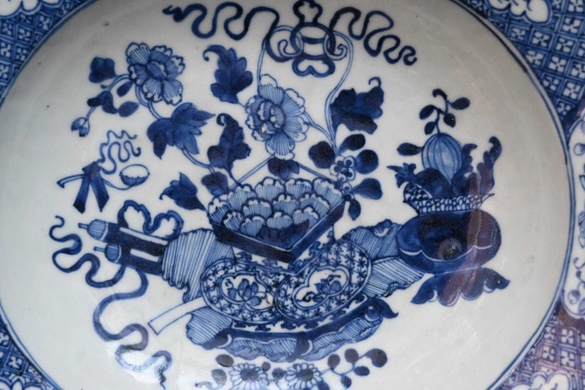 Plato de porcelana azul y blanca de barbero de mediados del siglo XVIII del periodo Qianlong
Sin reparaciones
26 x 29.5 cm