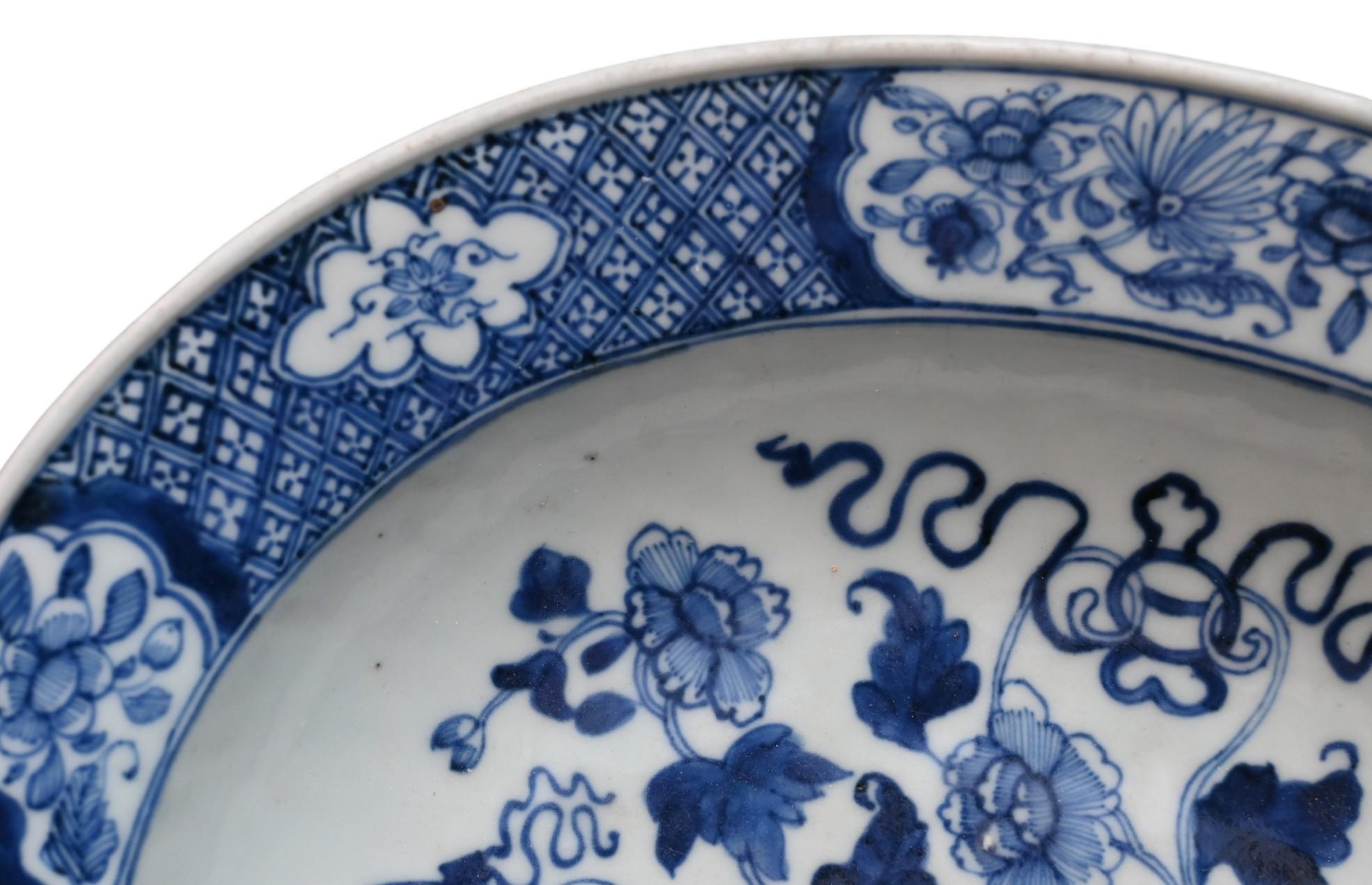 Plato barbero chino de porcelana azul y blanca del siglo XVIII, periodo Qianlong Chino en venta