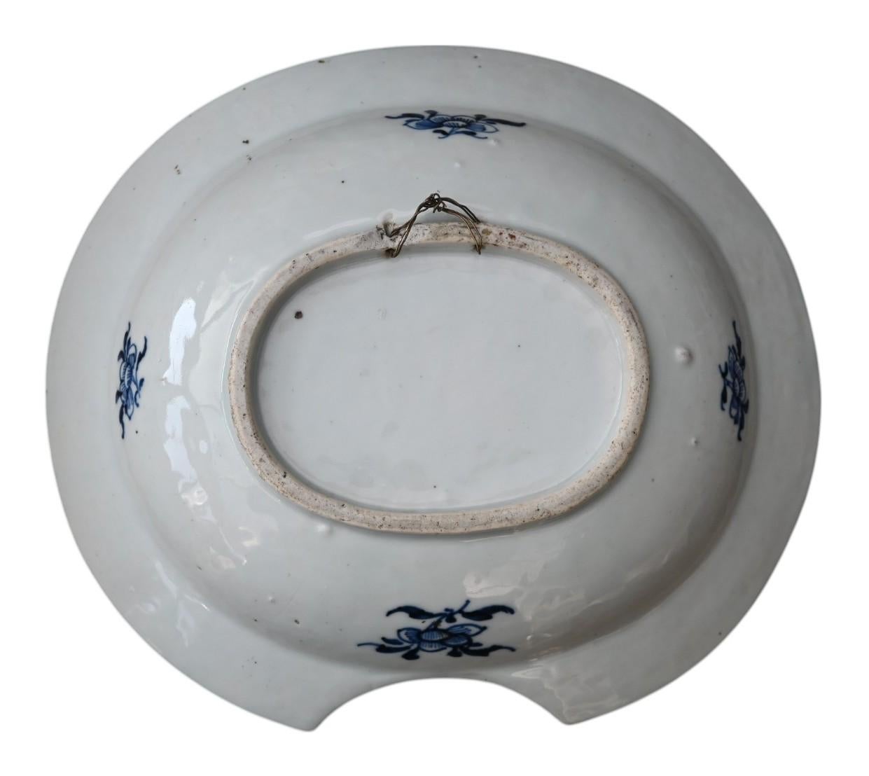 Plato barbero chino de porcelana azul y blanca del siglo XVIII, periodo Qianlong Pintado a mano en venta