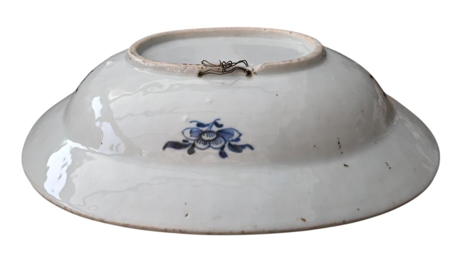 Plato barbero chino de porcelana azul y blanca del siglo XVIII, periodo Qianlong en Bueno estado para la venta en Bilzen, BE