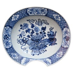 Piatto da barbiere in porcellana bianca e blu del XVIII secolo, periodo Qianlong