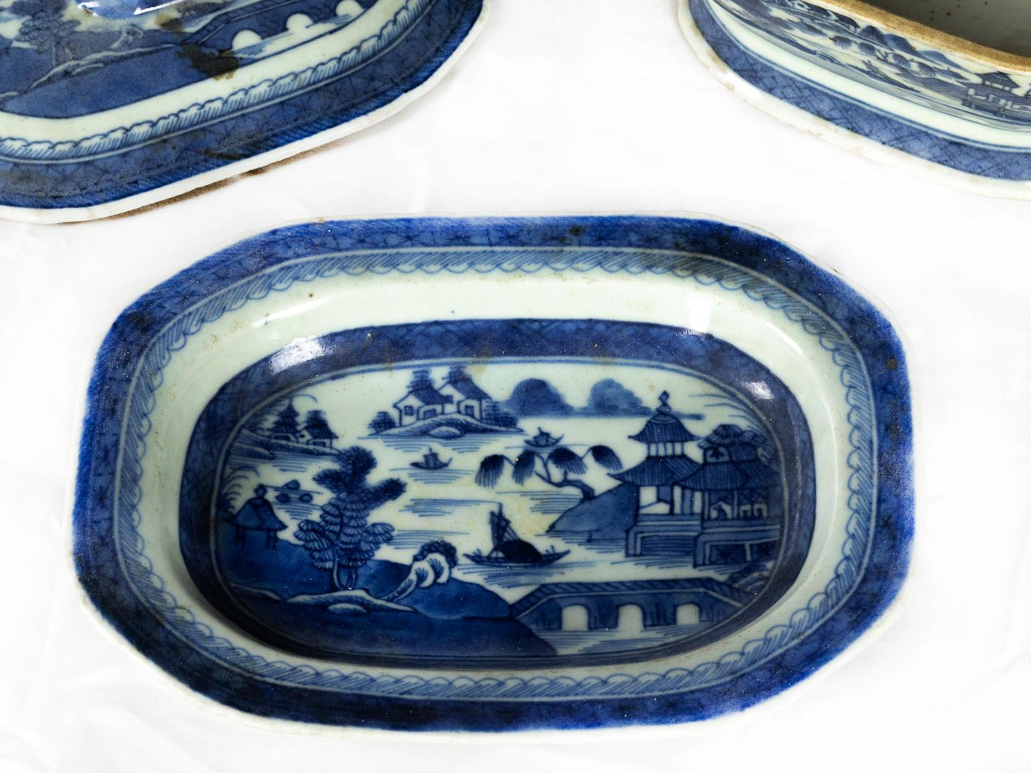 Chinesische blaue Kanton-Porzellanterrine aus dem 19. Jahrhundert im Angebot 3