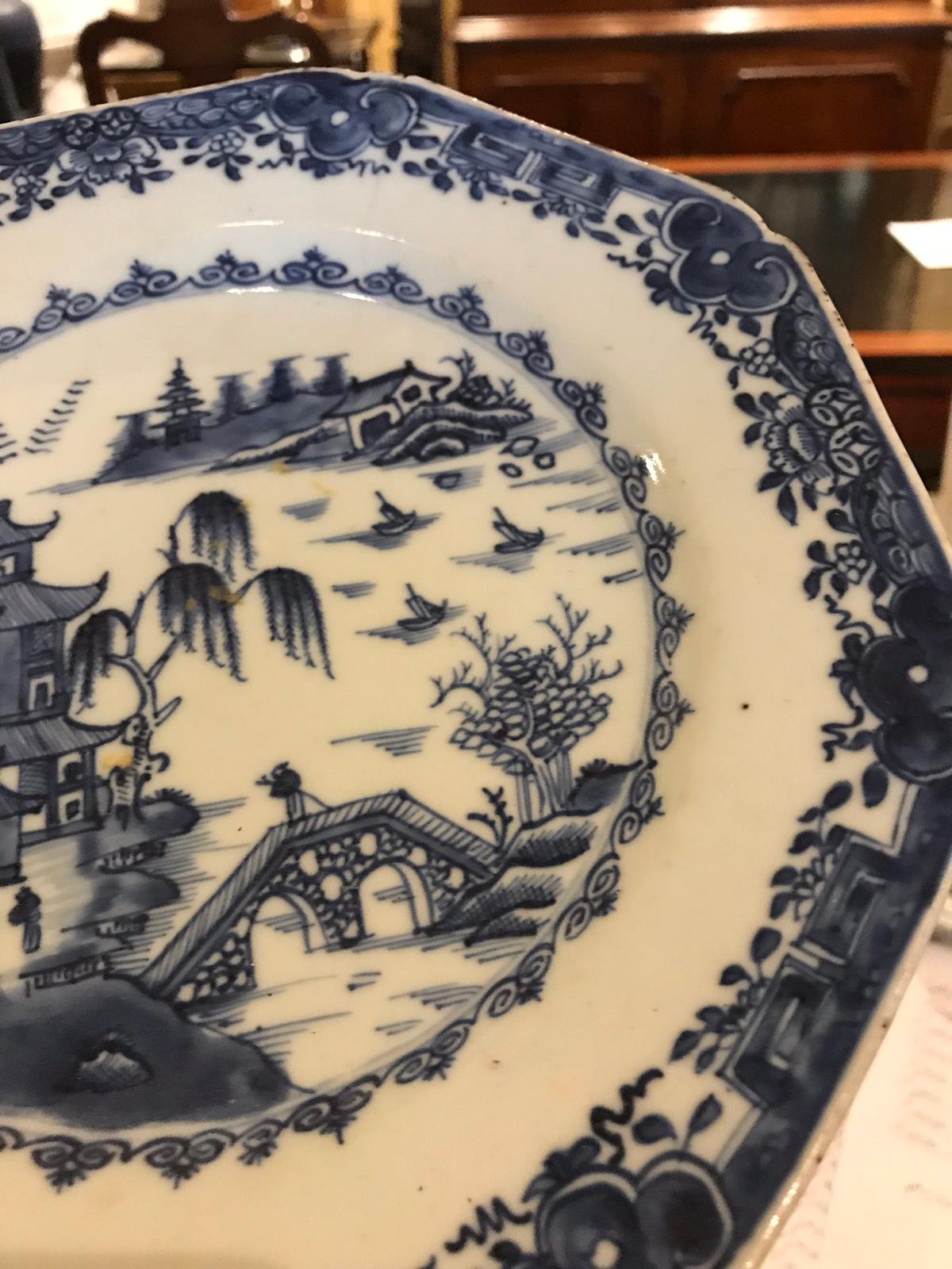 18th Century Chinese Blue and White Porcelain Octagonal Plate For Sale 1