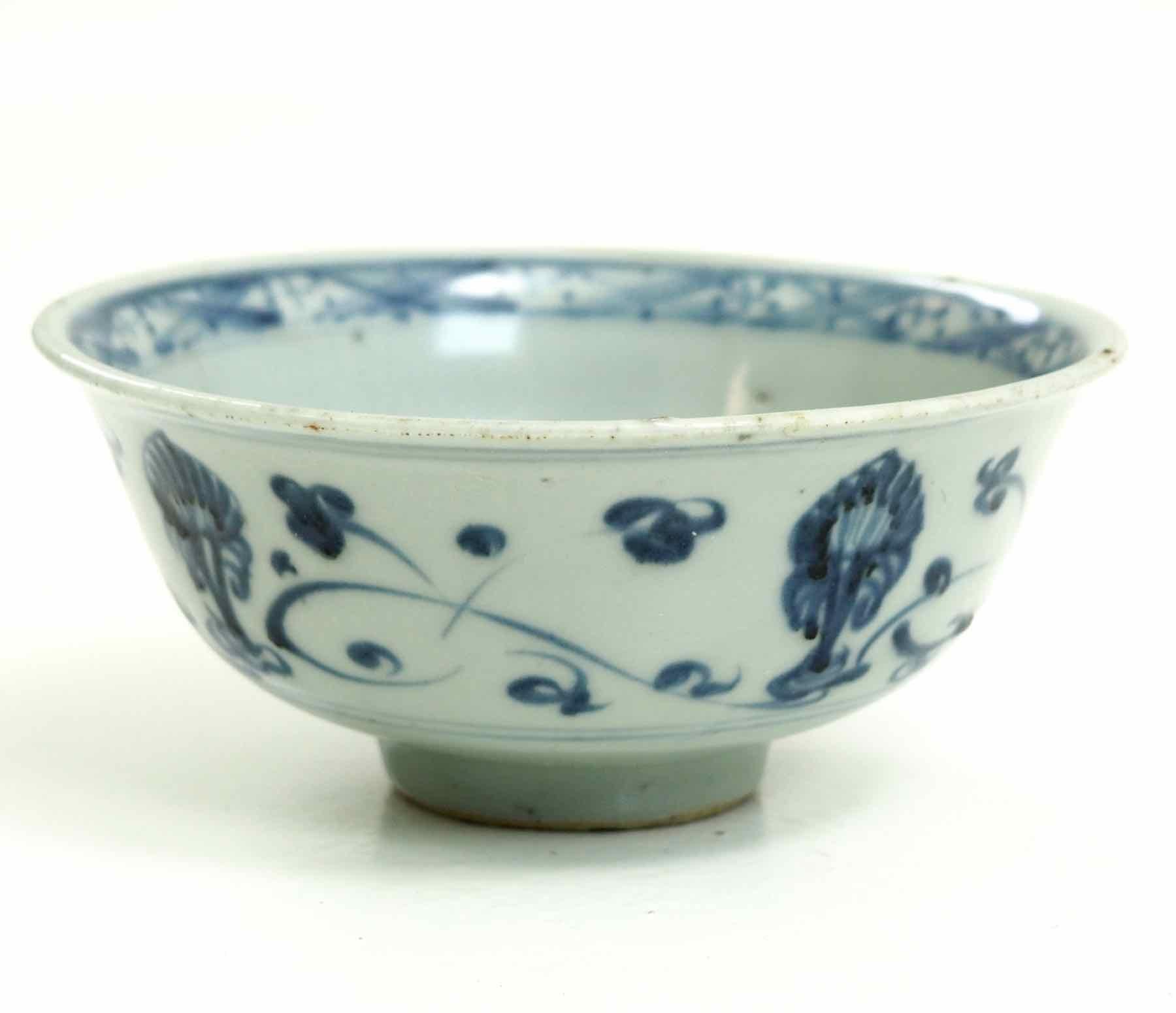 18th century, Chinese bowl
Measures: Height 6, diameter 15 cm 
Height 2.3, diameter 5.9 in.