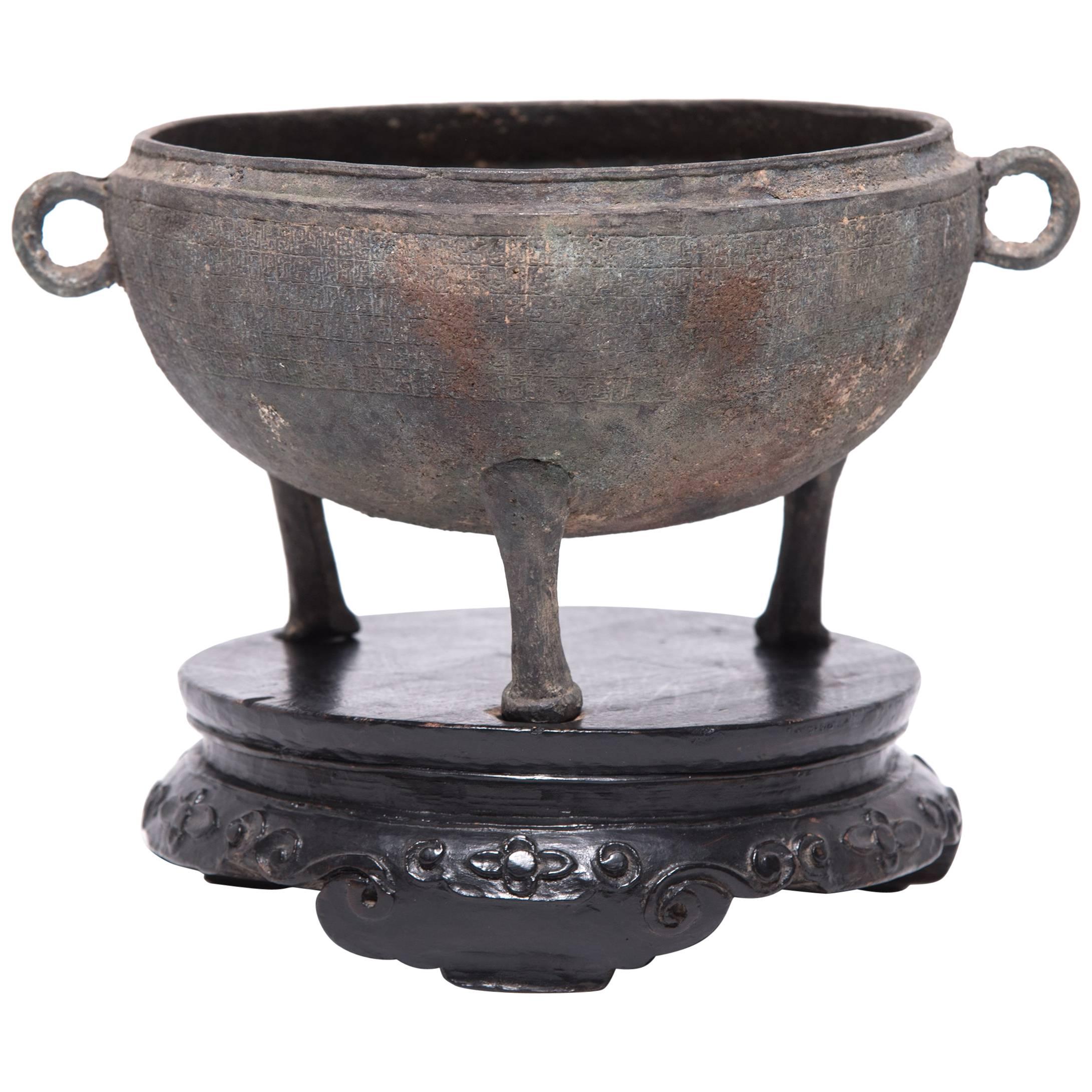 Vase chinois en bronze avec pieds tripodes, vers 1750