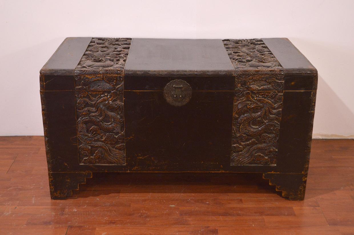 Very perfumed Chinese trunk in camphor with its unmistakable aroma. Delicate construction and black lacquer finish. The trunk is completed by two fine carvings on the front and on the top. The subject of the carving is the recognizable symbol of the