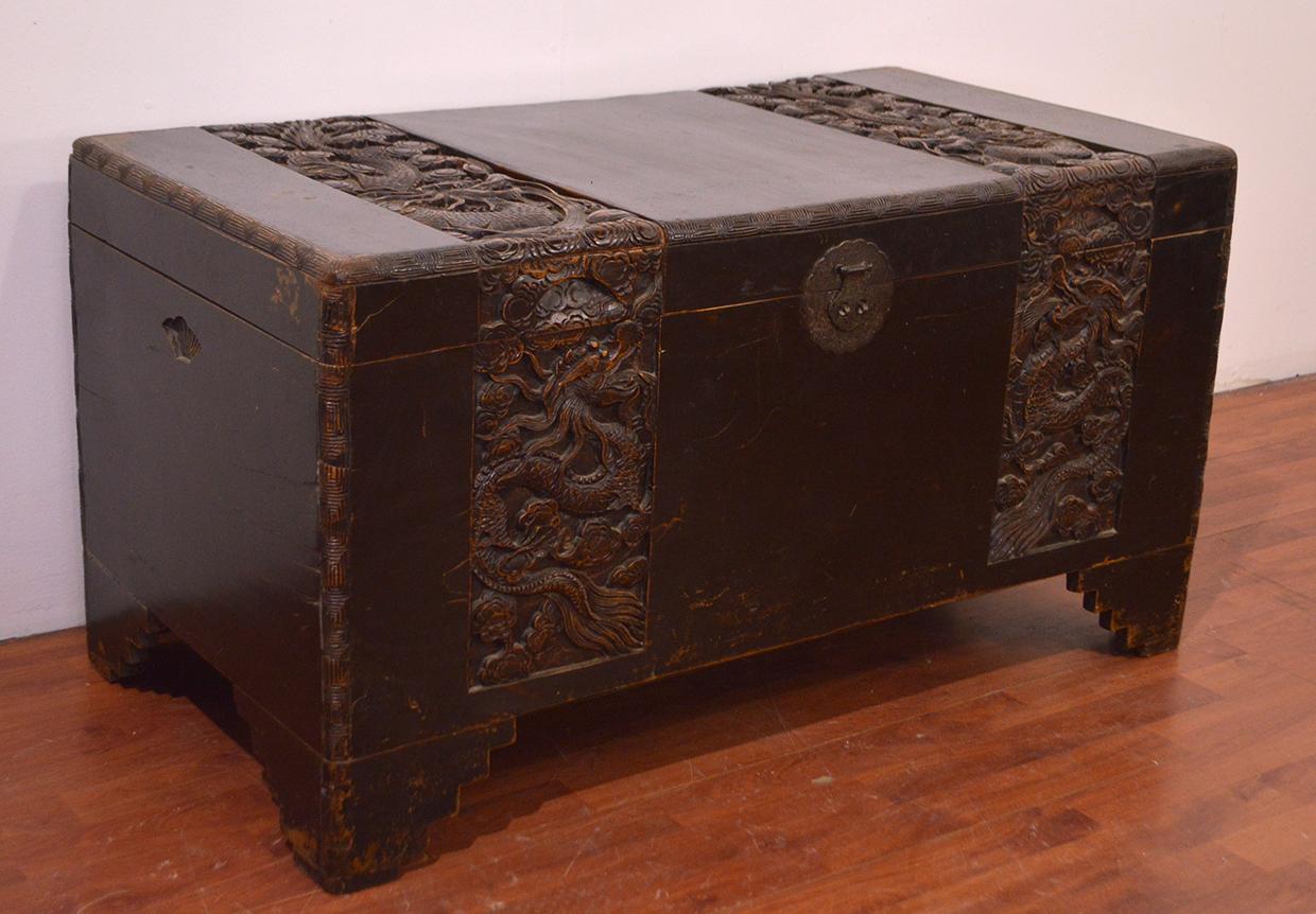 18th Century Chinese Camphor Wood Trunk with Carved Decoration In Good Condition In CILAVEGNA, IT