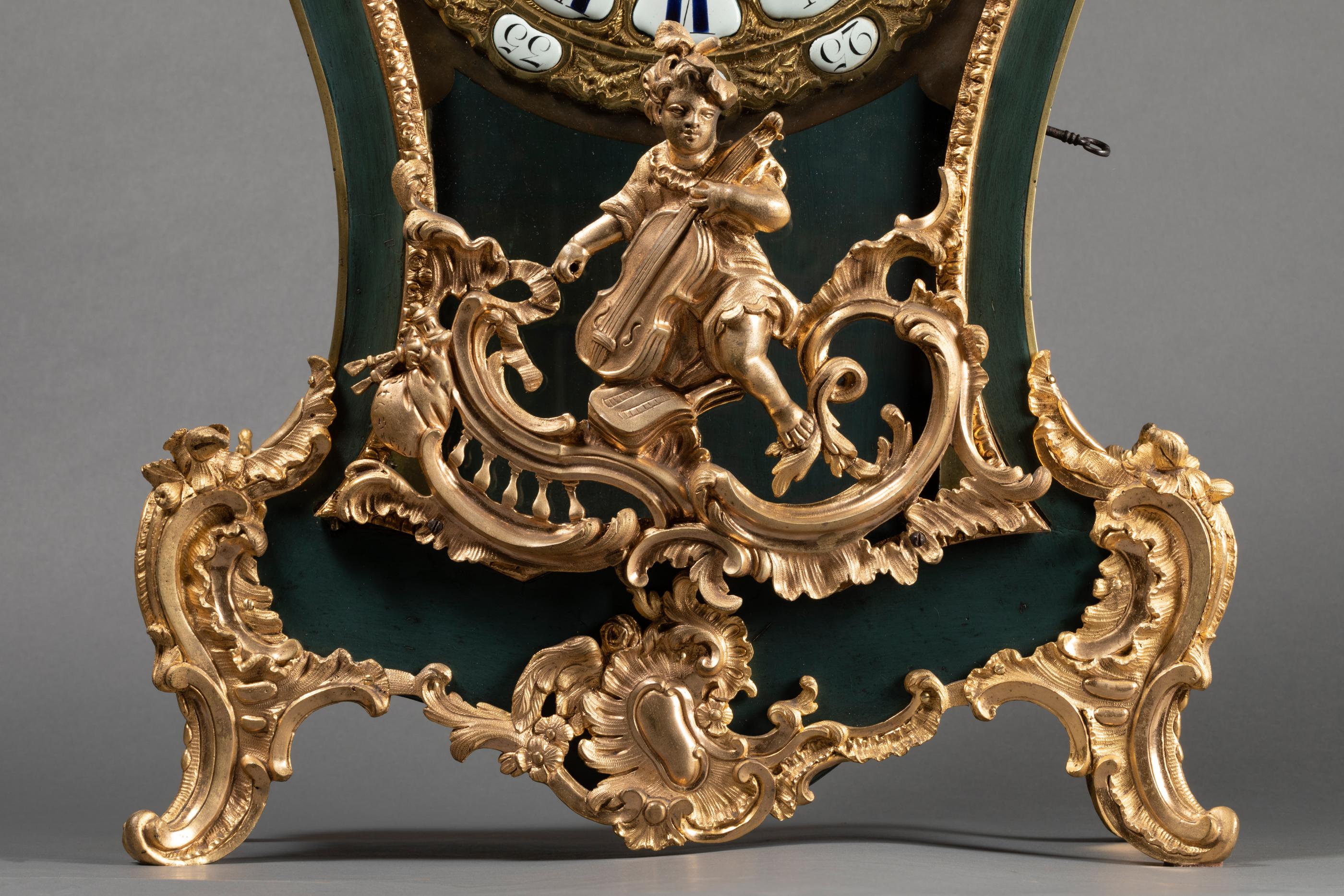 Exceptional cartel by its quality but also by elegance which its deep blue or green lacquer gives it.
The Chinese style that was adopted under Louis XV for high-end pieces can be found here.
The chiseled bronzes have kept their gilding and are of