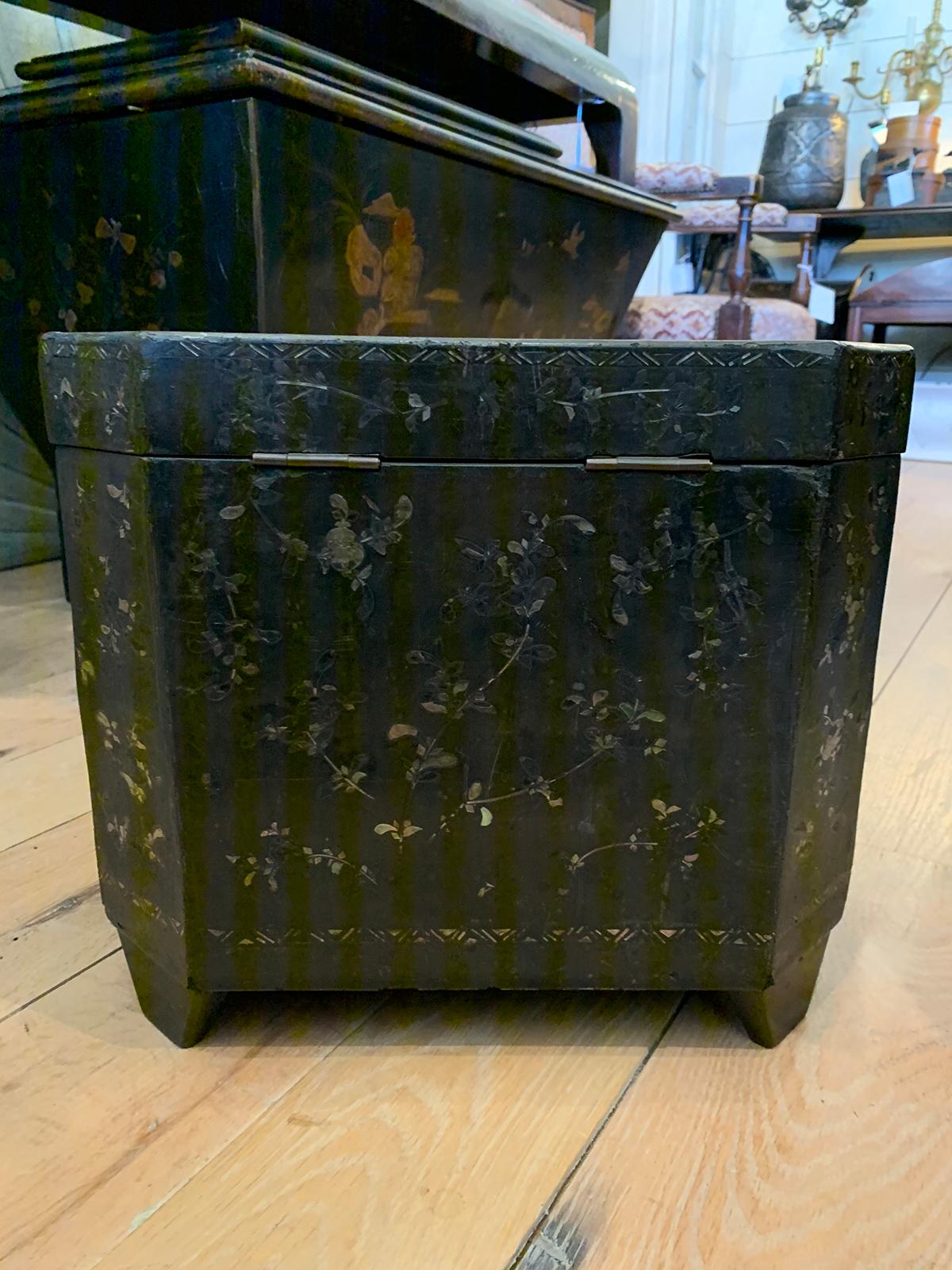 18th Century Chinese Elongated Octagonal Box with Mother of Pearl Inlay For Sale 14