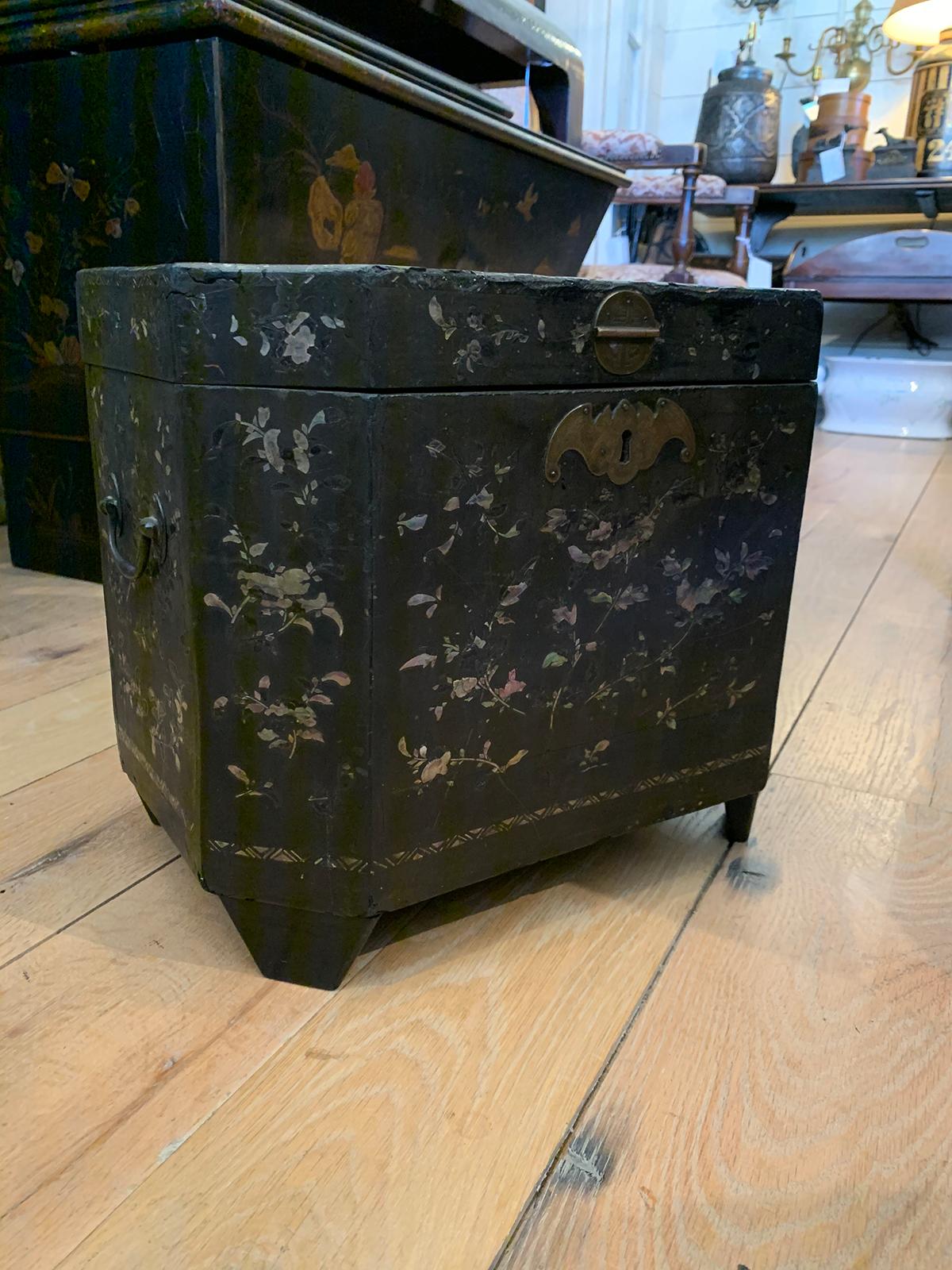 18th Century Chinese Elongated Octagonal Box with Mother of Pearl Inlay In Good Condition For Sale In Atlanta, GA