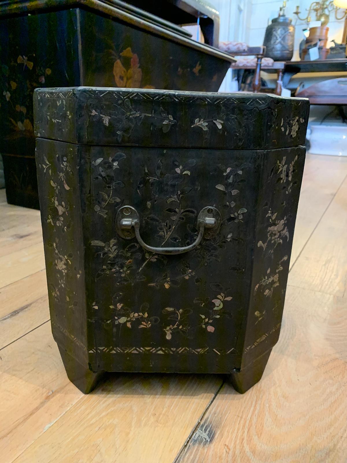 18th Century Chinese Elongated Octagonal Box with Mother of Pearl Inlay For Sale 1
