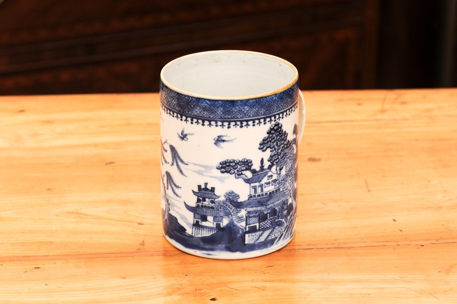 Chinesischer Exportbecher aus dem 18. Jahrhundert mit blauem und weißem Henkel im Angebot 7
