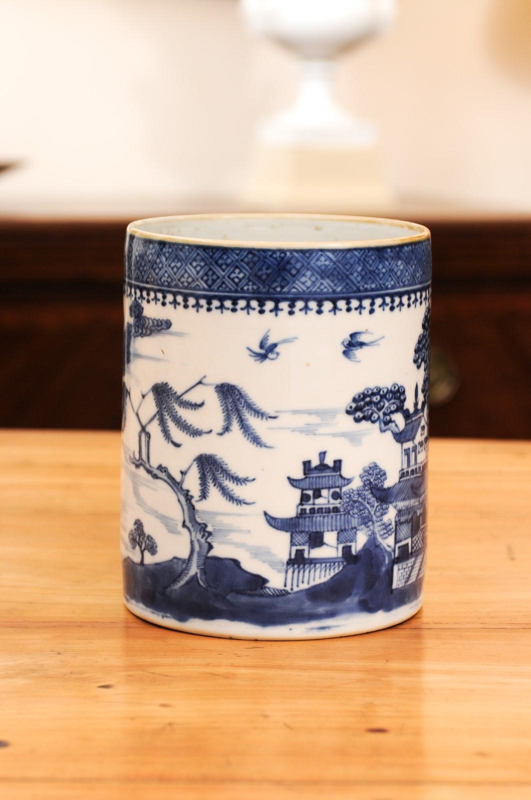 18th Century Chinese Export Blue and White Mug with Handle For Sale 4