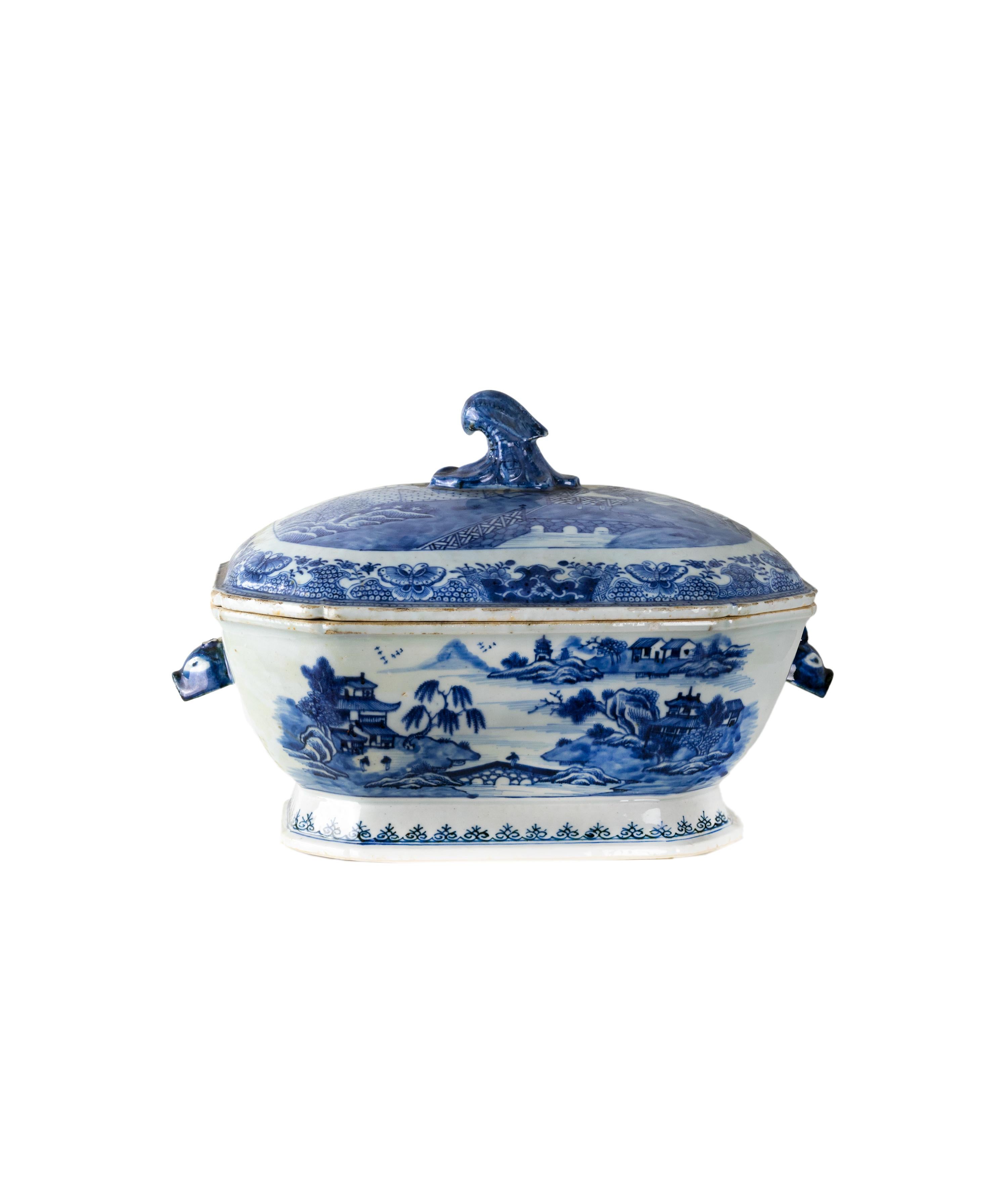 Chinesische Porzellan-Terrine, Qianlong (1736-1795), blaues Unterglasurdekor mit Pagodenmotiv, gewölbter Deckelgriff.

