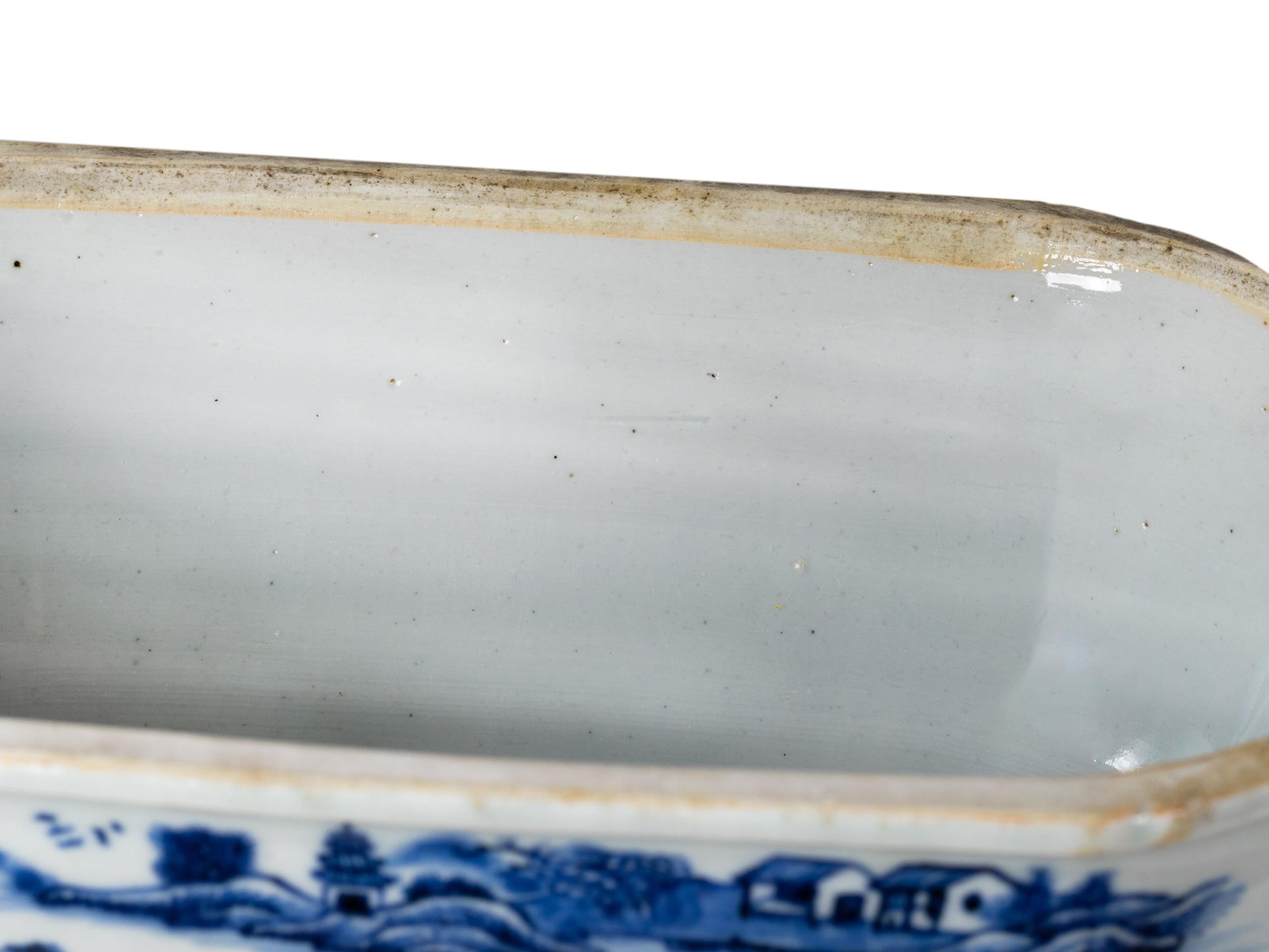 18th Century Chinese Export Blue And White Tureen and Conver For Sale 1