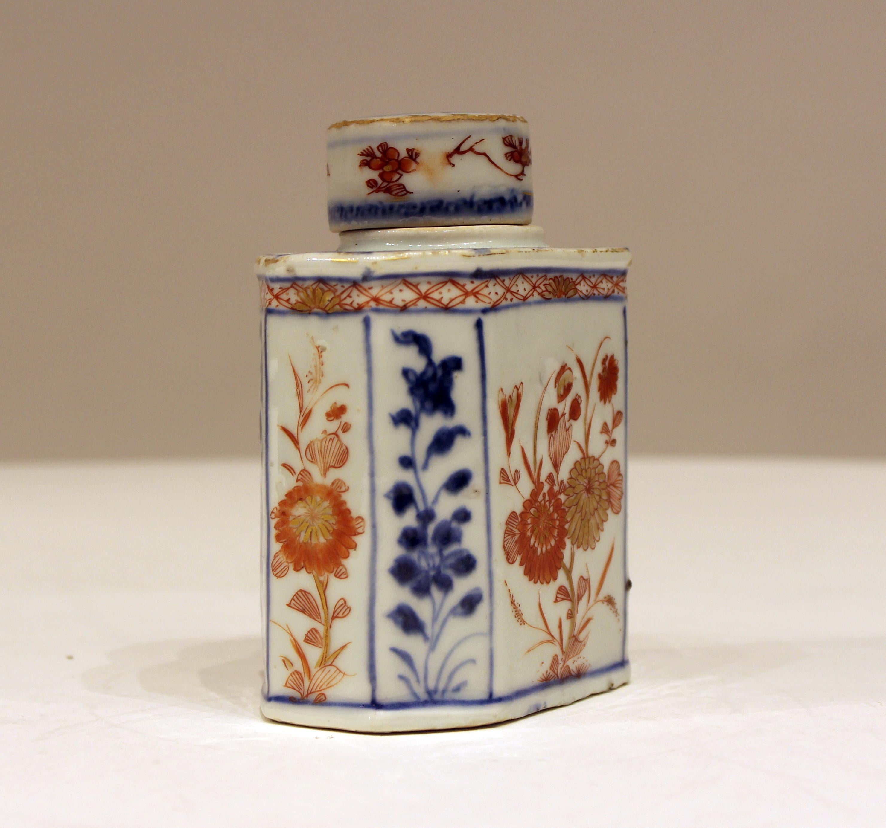 18th Century Chinese Export Blue White and Red Painted Tea Caddy In Good Condition For Sale In New york, NY